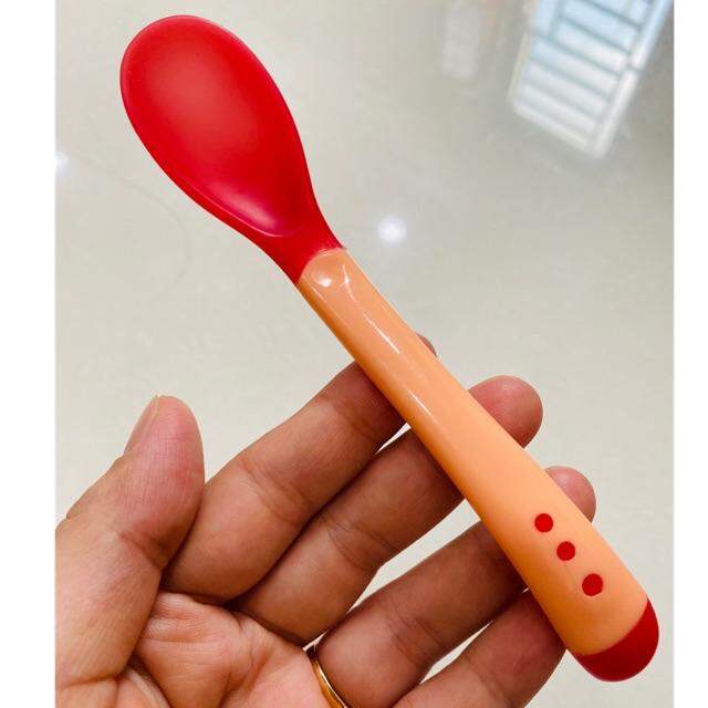 Thìa ăn dặm báo nóng cho bé yêu