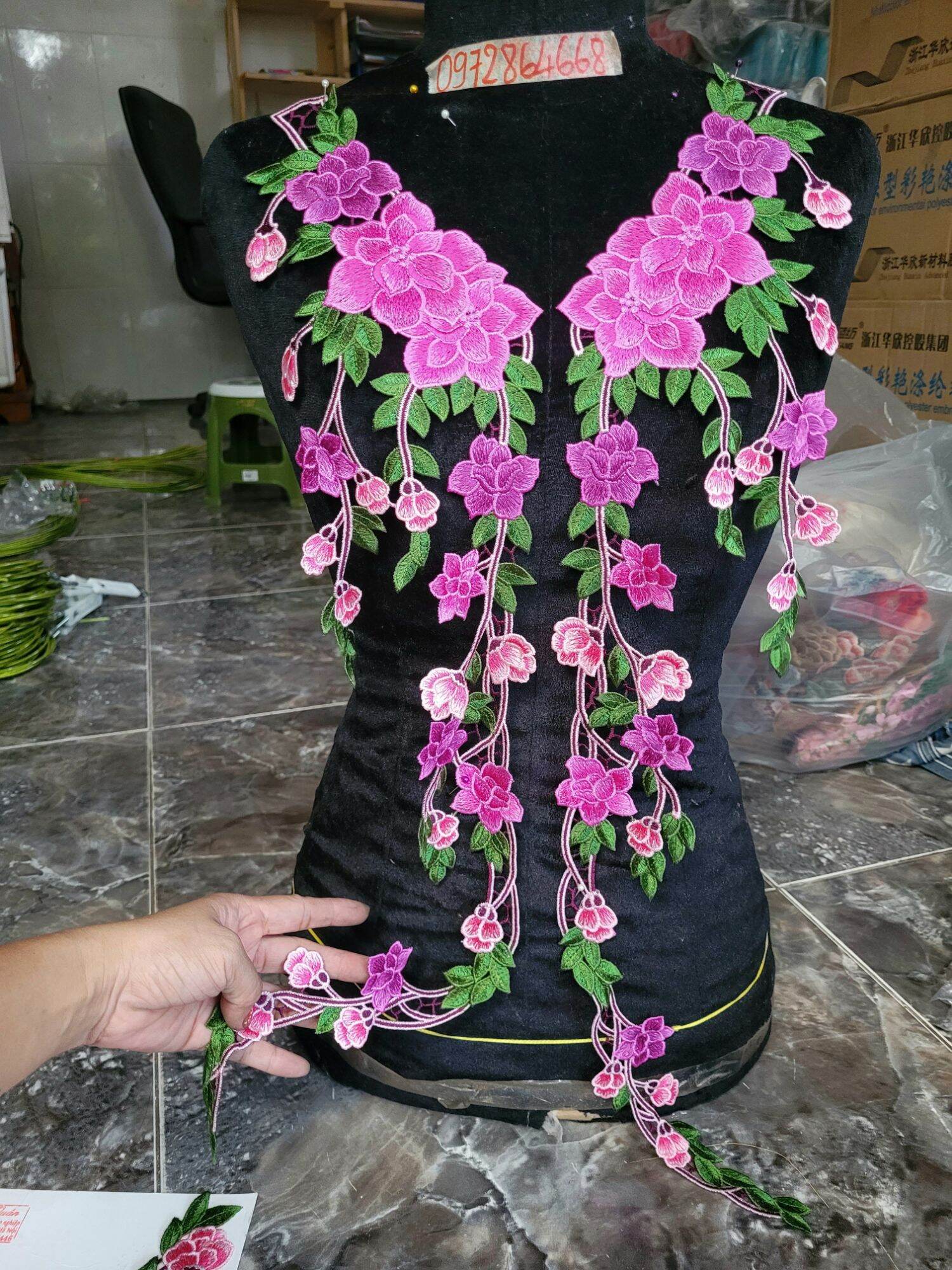 Cổ, hoa thêu 2 bên màu tím hồng bc07