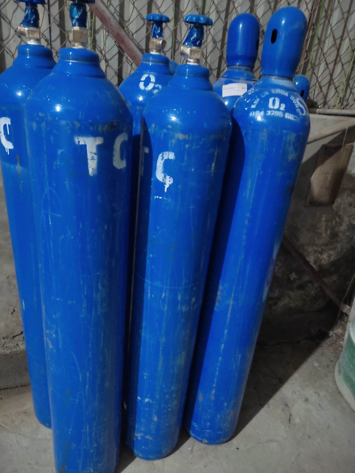 bình oxy thở 5lit kèm van điều áp, trọn bộ sử dụng ngay.