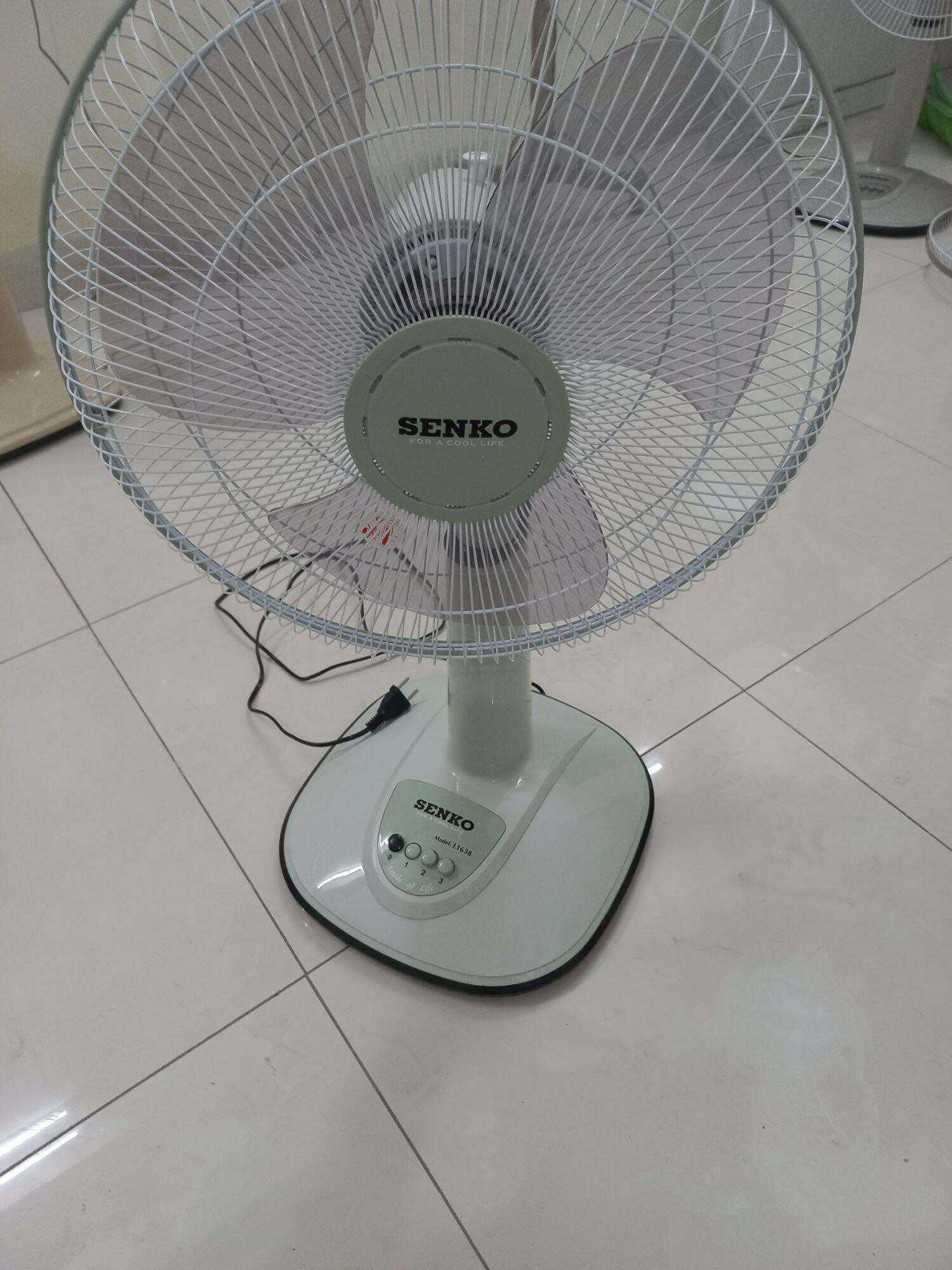 Quạt lửng thân nhựa Senko L1638