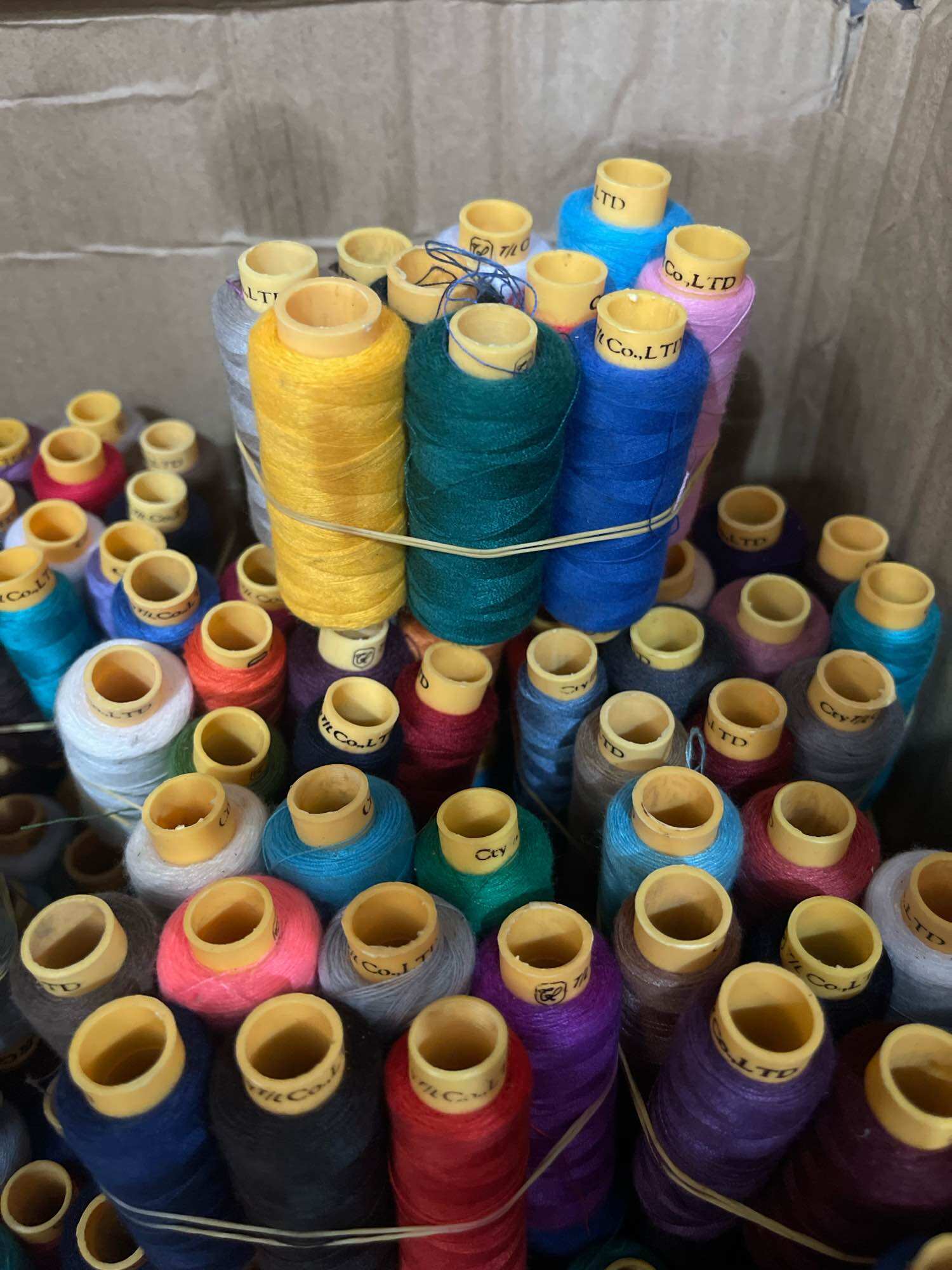 Chỉ may siêu hời 1 cuộn to +/- 4000m