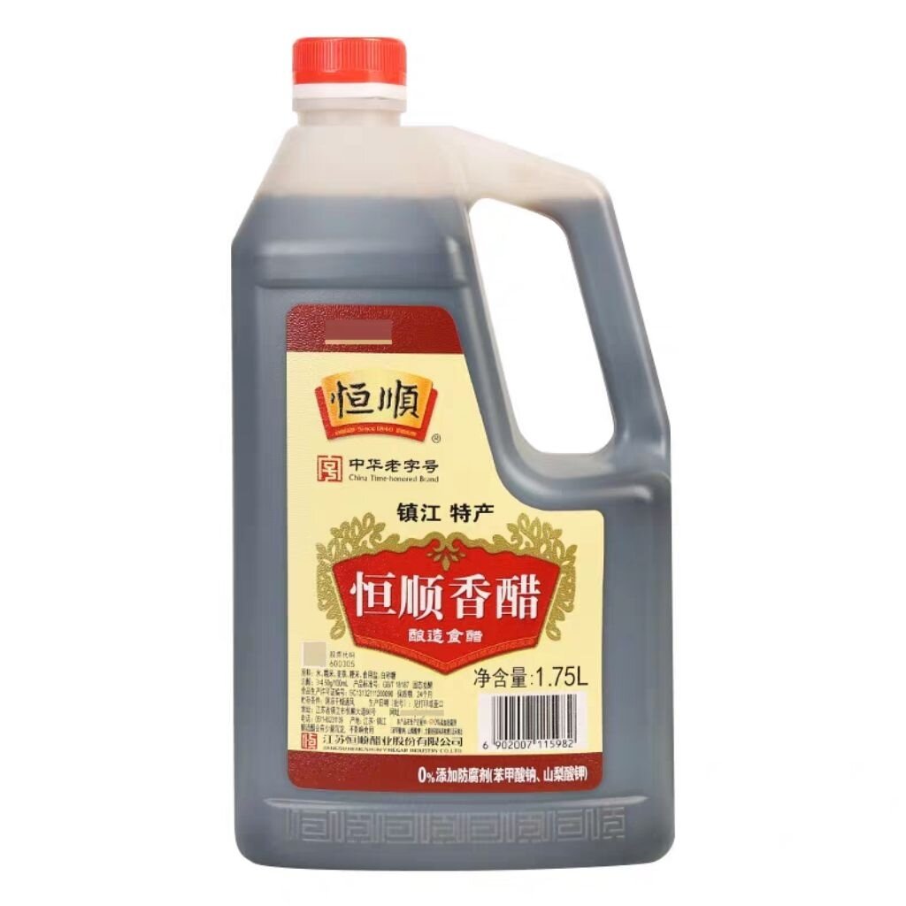 Giấm đen Trấn Giang (Chinkiang Vinegar) 1,75L - chai nhựa lớn, nhãn màu đỏ và vàng, dung tích 1,75L, phù hợp cho nấu ăn gia đình.