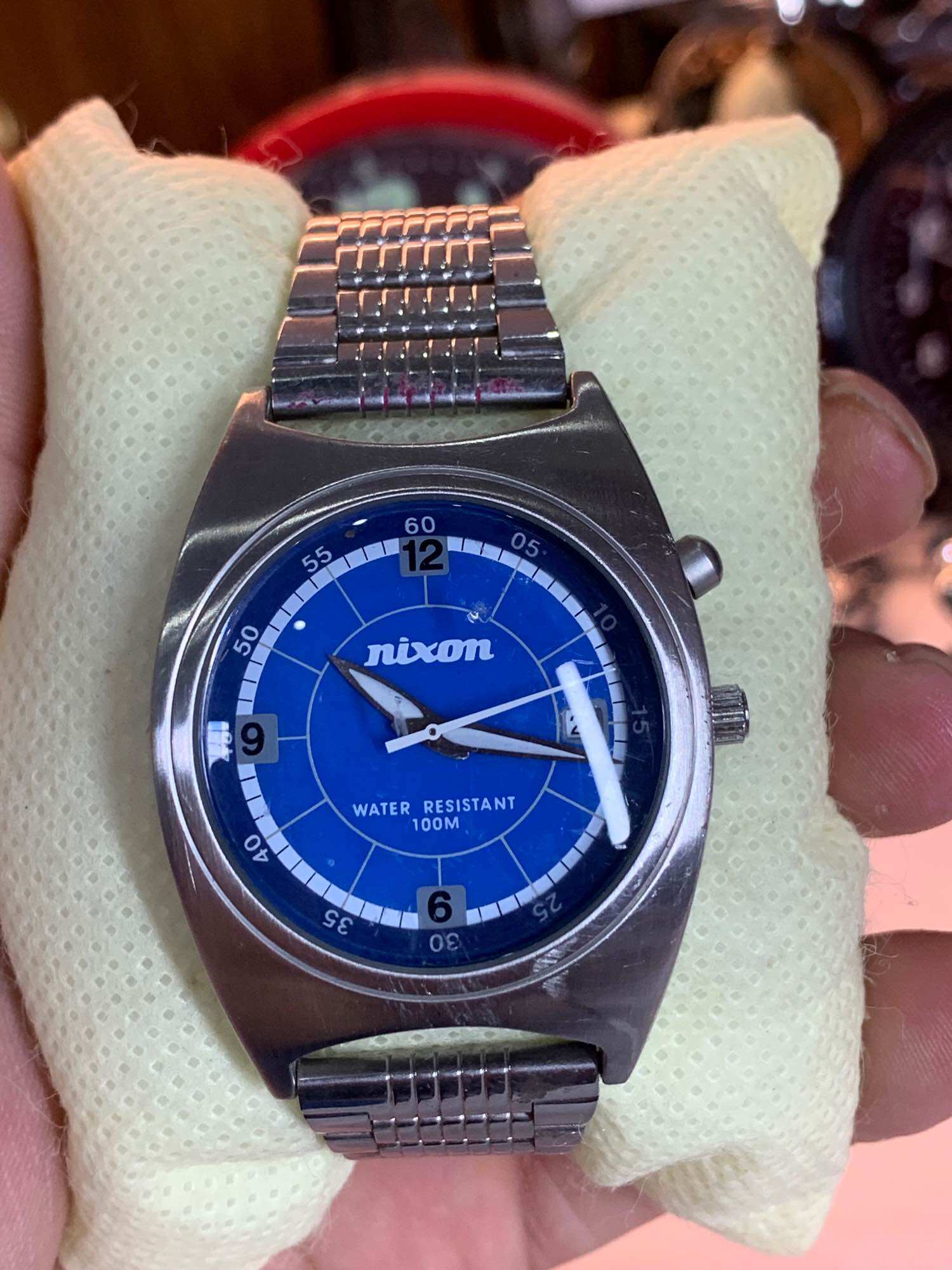 Đồng hồ nam NIXON QUARTZ, size 37mm , có đèn sáng , lịch 31 ngày , bộ dây thép không gỉ khóa thông minh siêu đẹp, form đẹp mặt xanh kính có xước góc 1h ,đáy xoáy chống nước 10BAR