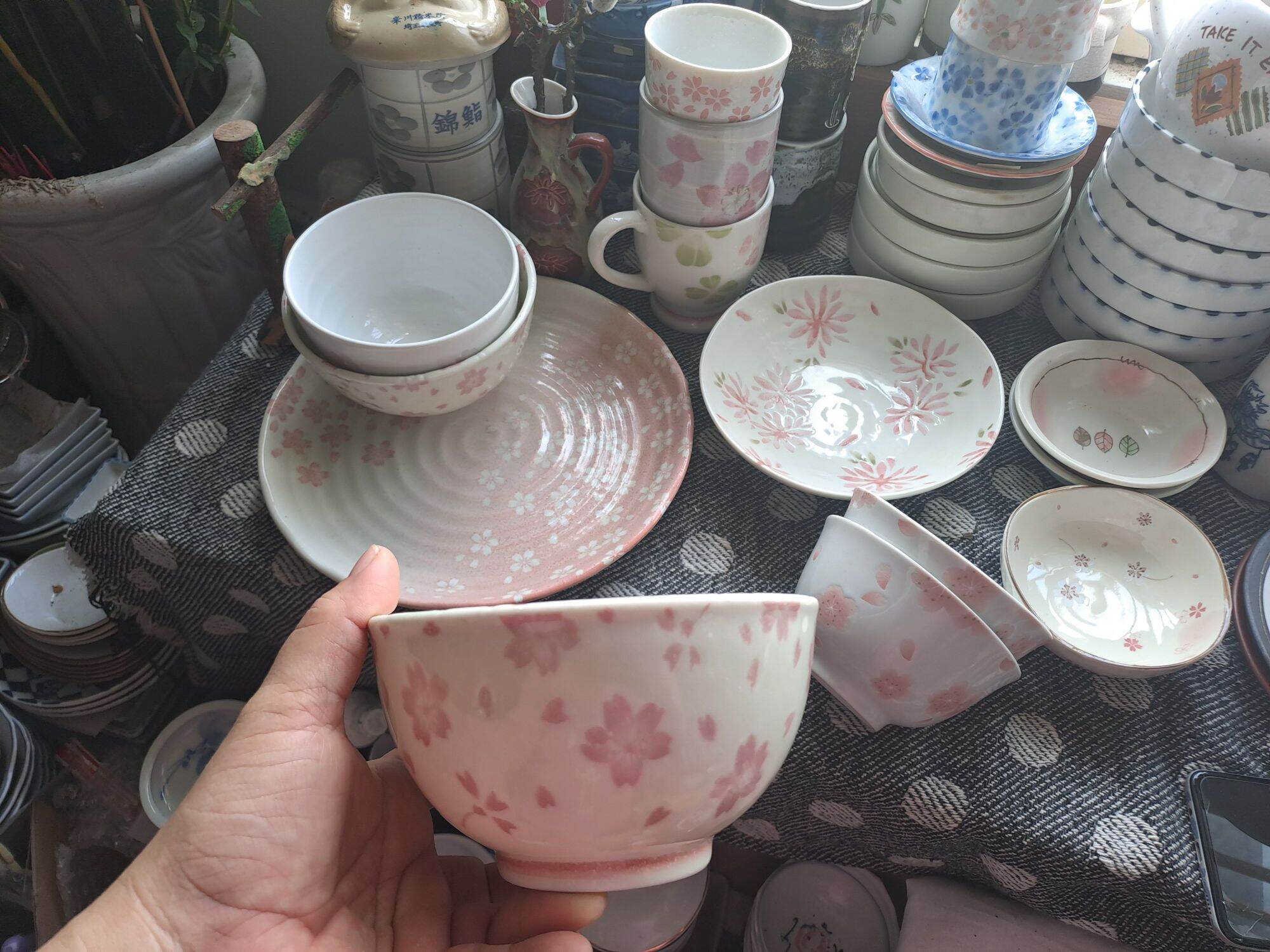 Dĩa tô chén Mộc men tiêu khắc Hoa đủ size GỐM SỨ NHẬT 2hand   | Đĩa trắng và tím với hoa khắc tinh tế   | Dụng cụ ăn uống nhà bếp Nhật Bản