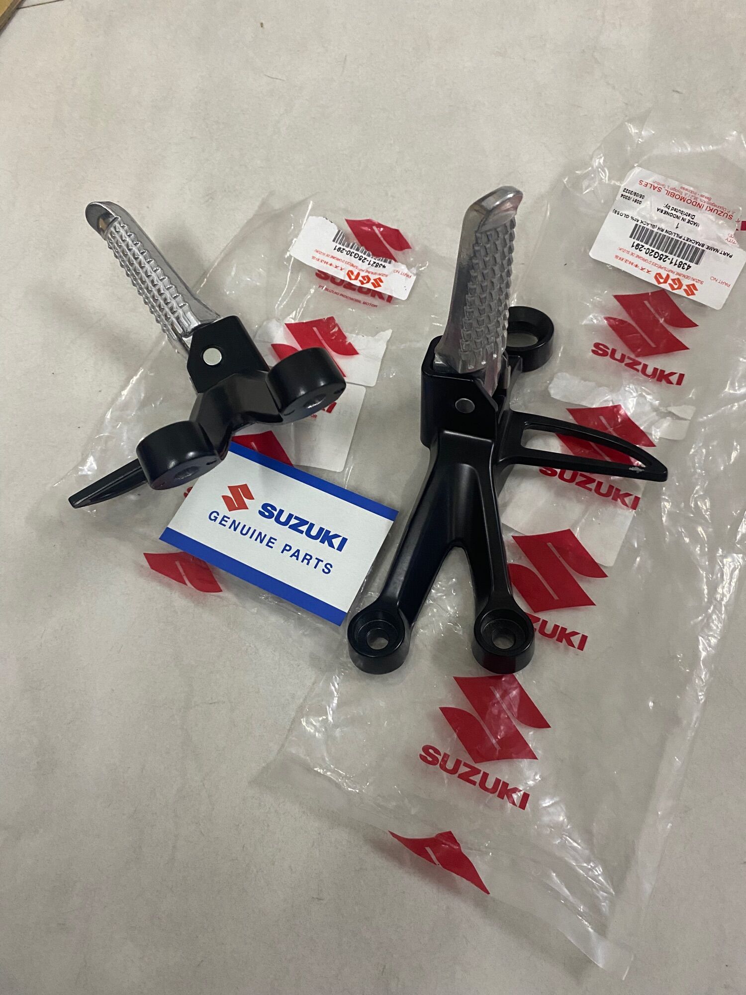 Bộ gác chân sau satria fi raider fi suzuki chính hãng