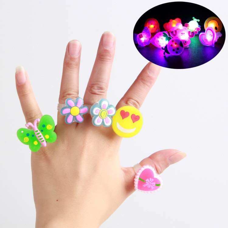 Nhẫn nhựa phát sáng siêu độc lạ