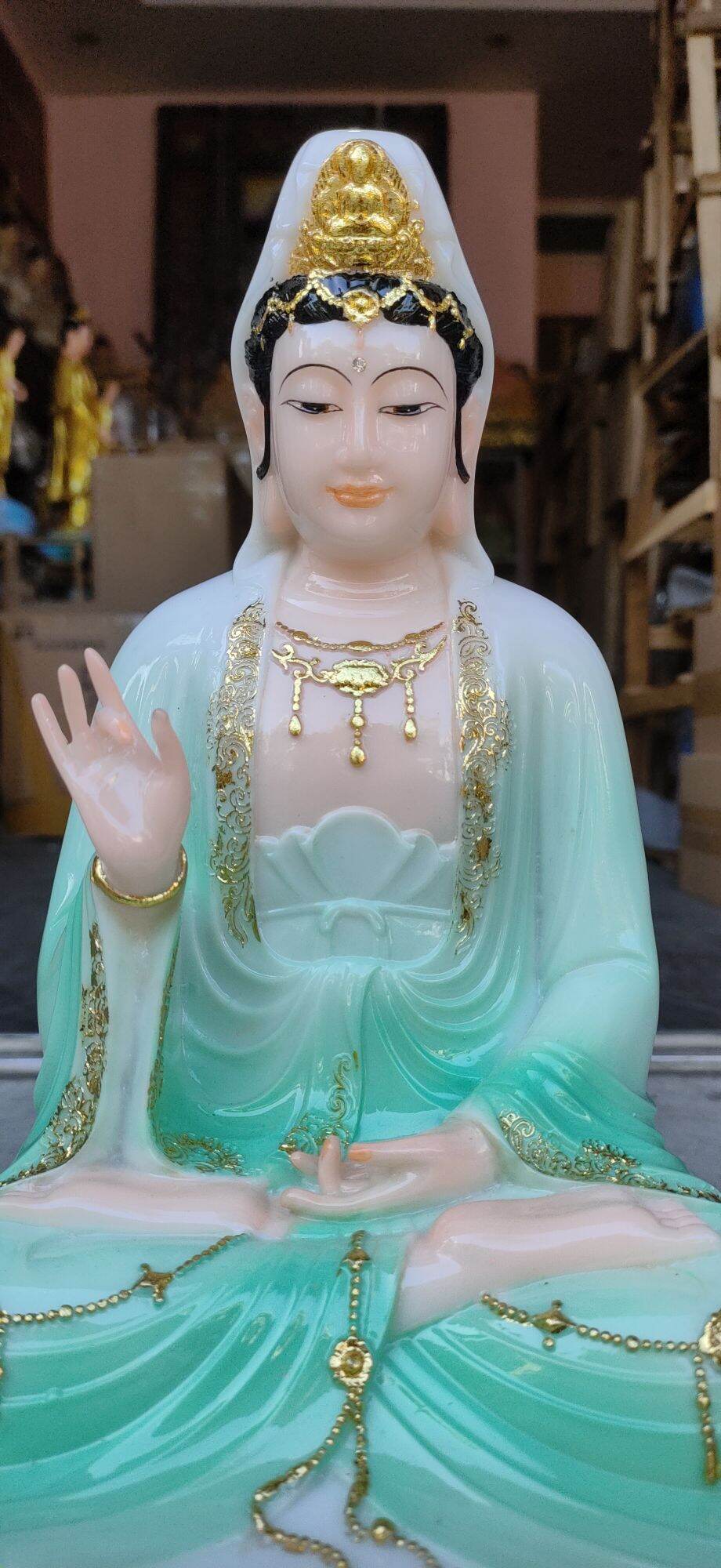 Tượng Đức Quan Âm Bồ Tát, cao 30 cm.