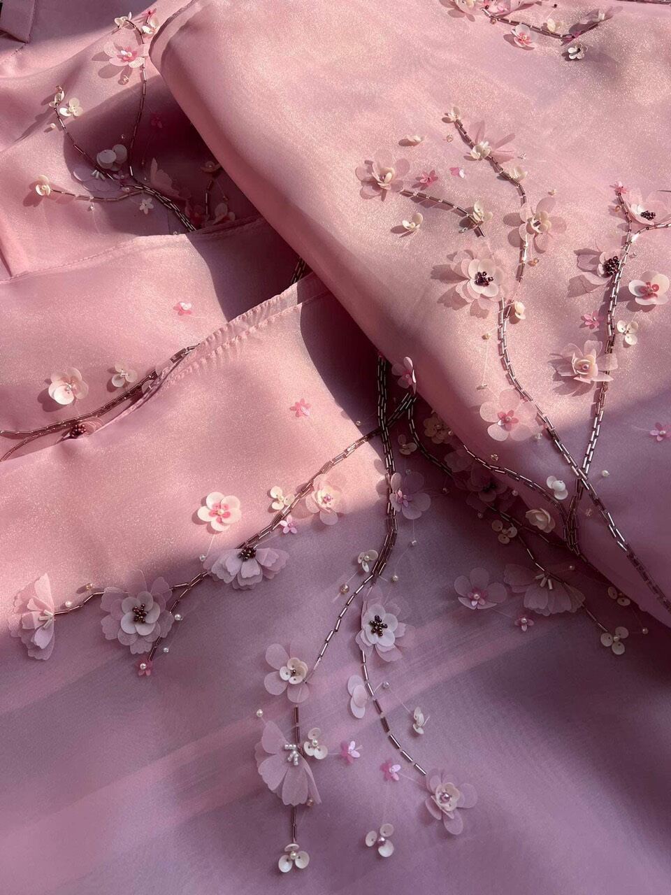 áo dài hồng thêu hoa