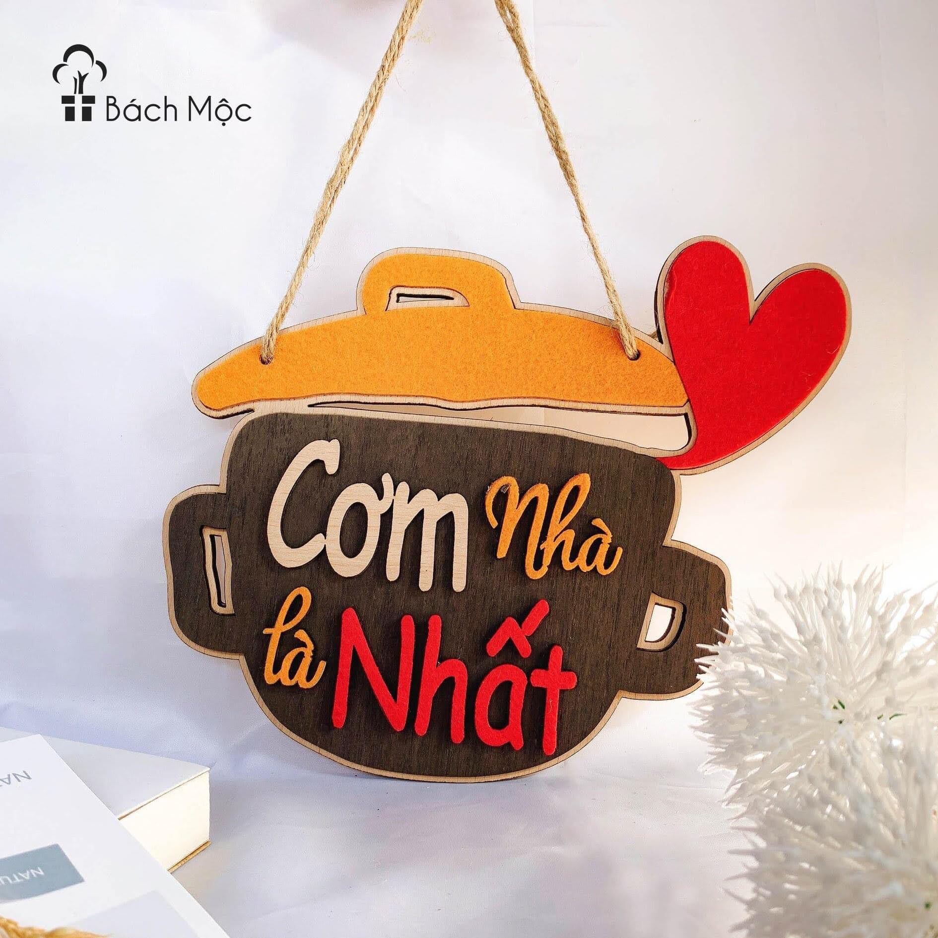 Bảng gỗ 3D Cơm nhà là nhất treo trang trí bếp ăn cửa hàng quán ăn tặng kèm đinh 3 chân