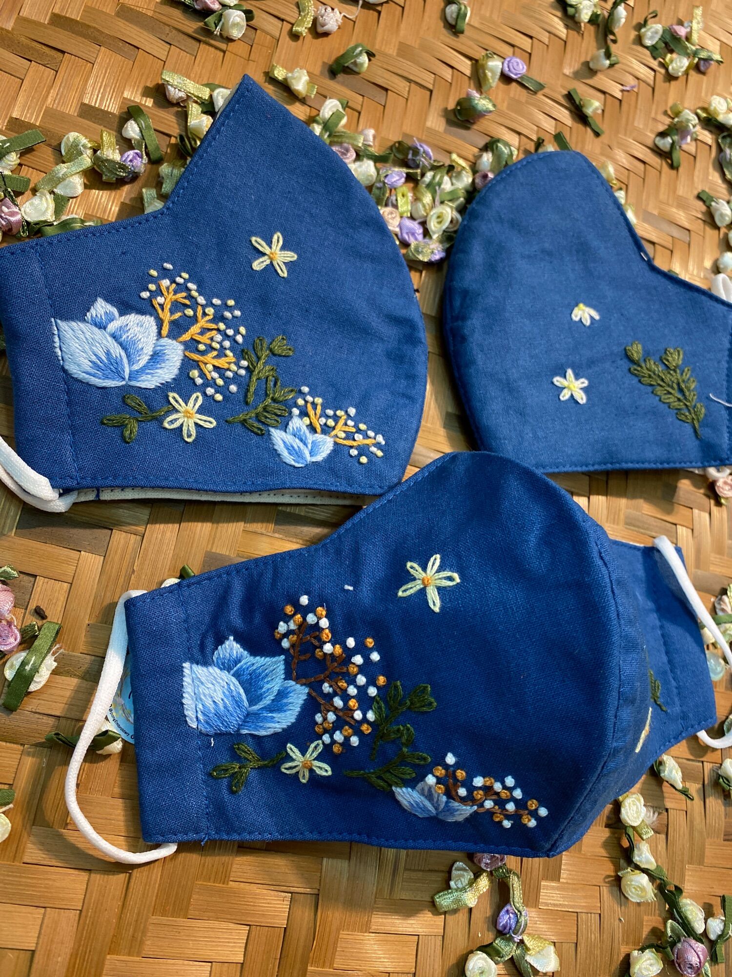 Khẩu trang thêu tay vải linen (handmade by Pong)
