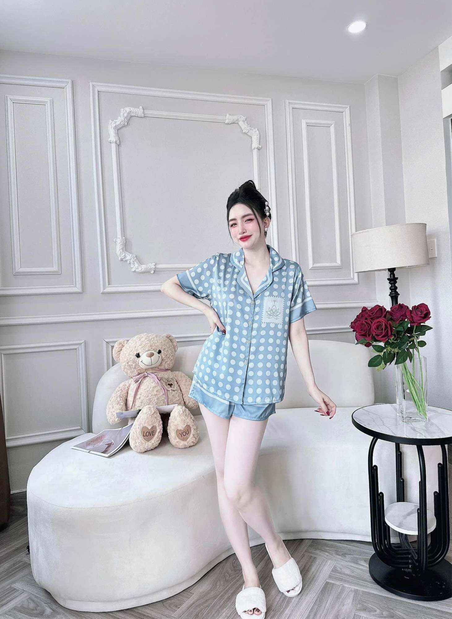 [Freesize<70kg] Đồ Bộ Đùi Tay Ngắn Lụa Latin Hoạ Tiết Chấm Bi