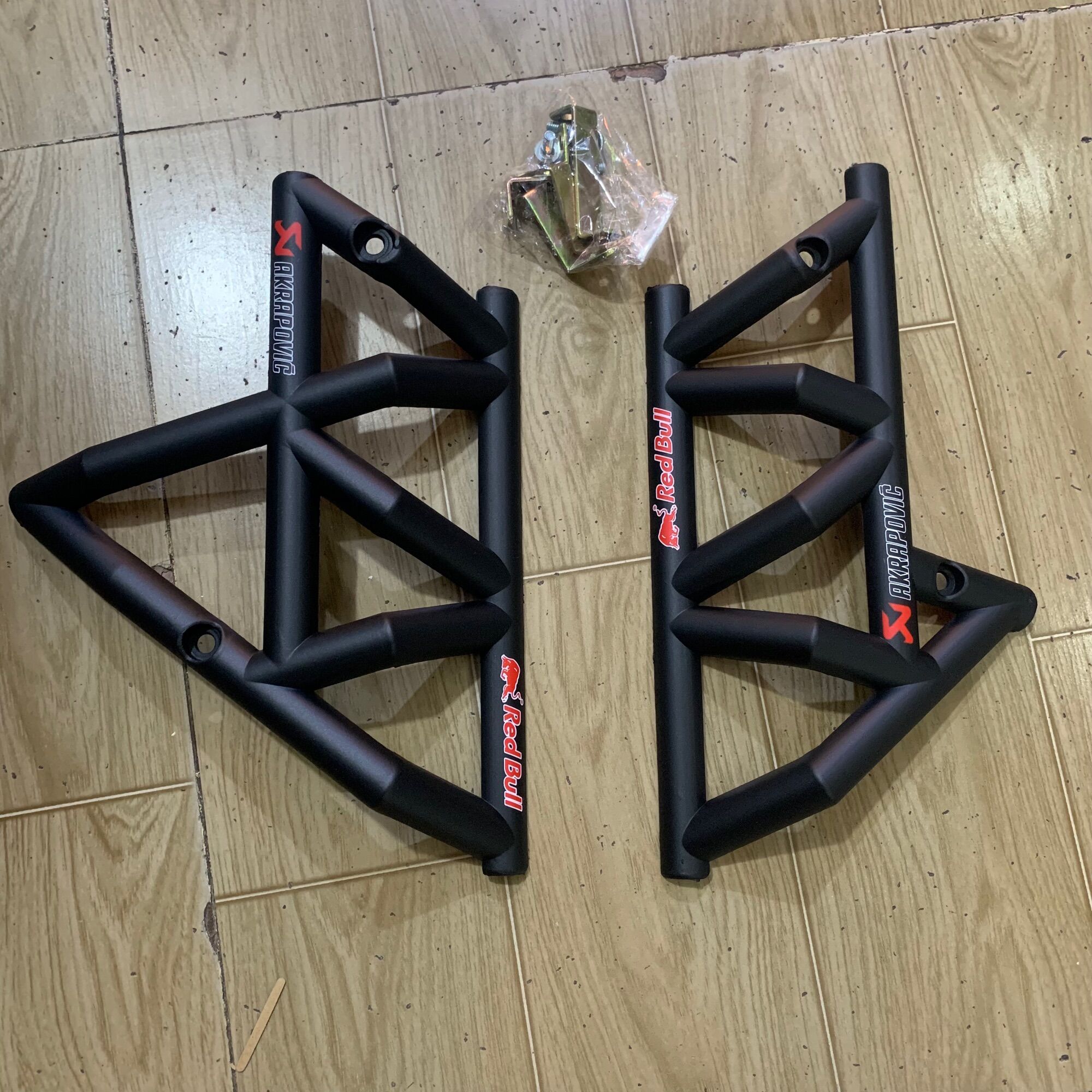 Ốp sườn xe winner v1 kiểu ducati màu đen