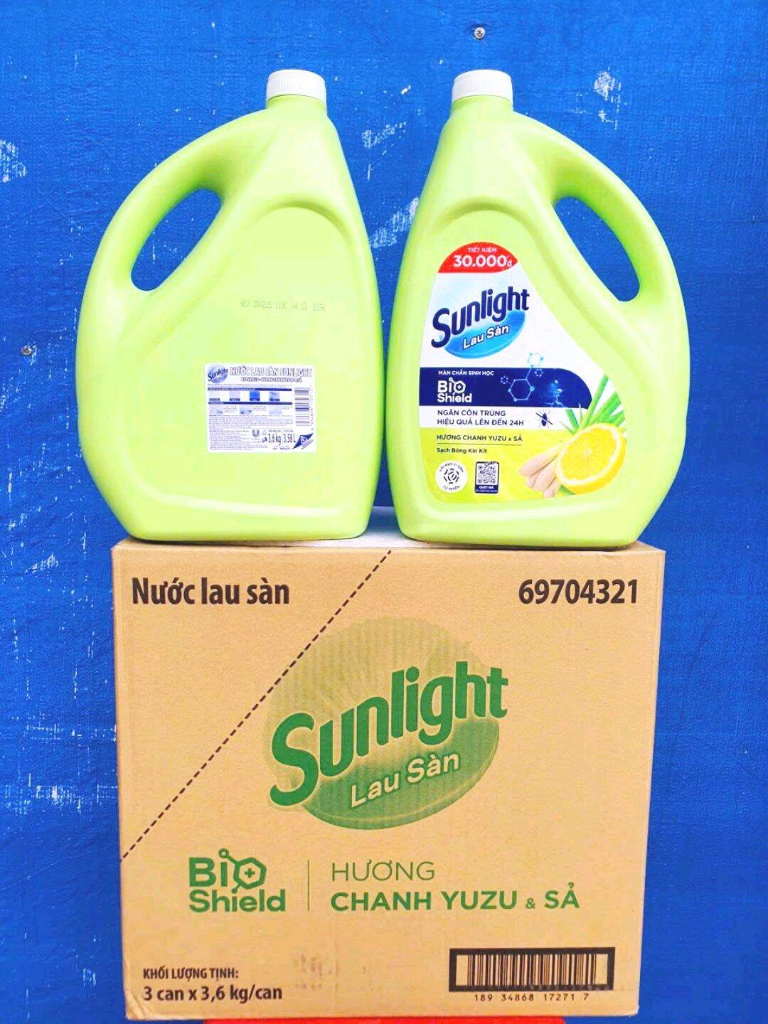 Lau sàn can Sunlight 3,6kg hương Chanh sả hương thơm thiên nhiên với công thức màng chắn sinh học BioCare giúp xua đuổi ruồi muỗi côn trùng.
