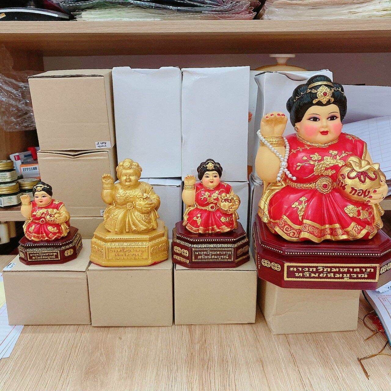 Tượng mẹ ngoắc đỏ và vàng