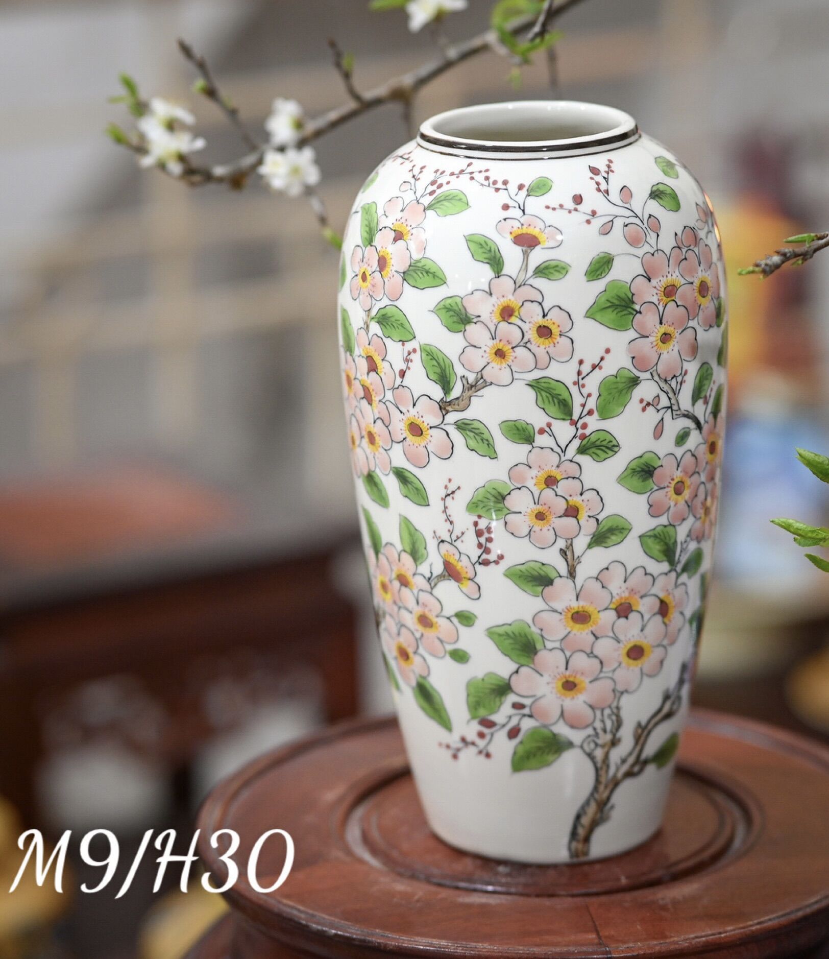 Bình cắm hoa men lam, vẽ thủ công. Gốm sứ Bát Tràng
