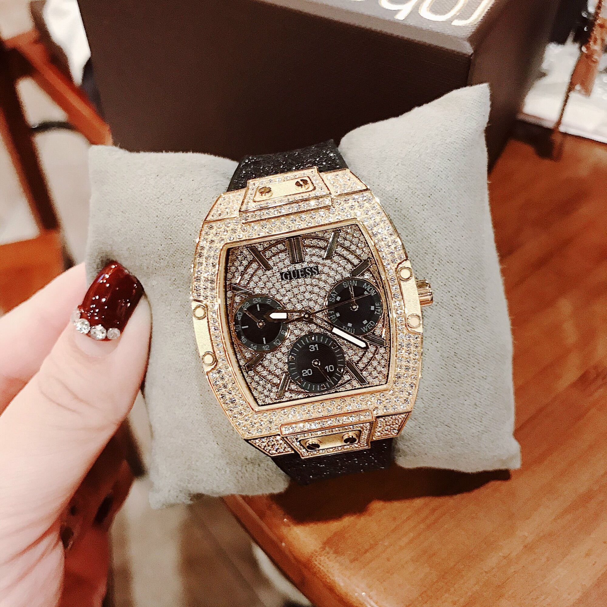 Đồng Hồ Nữ Guess