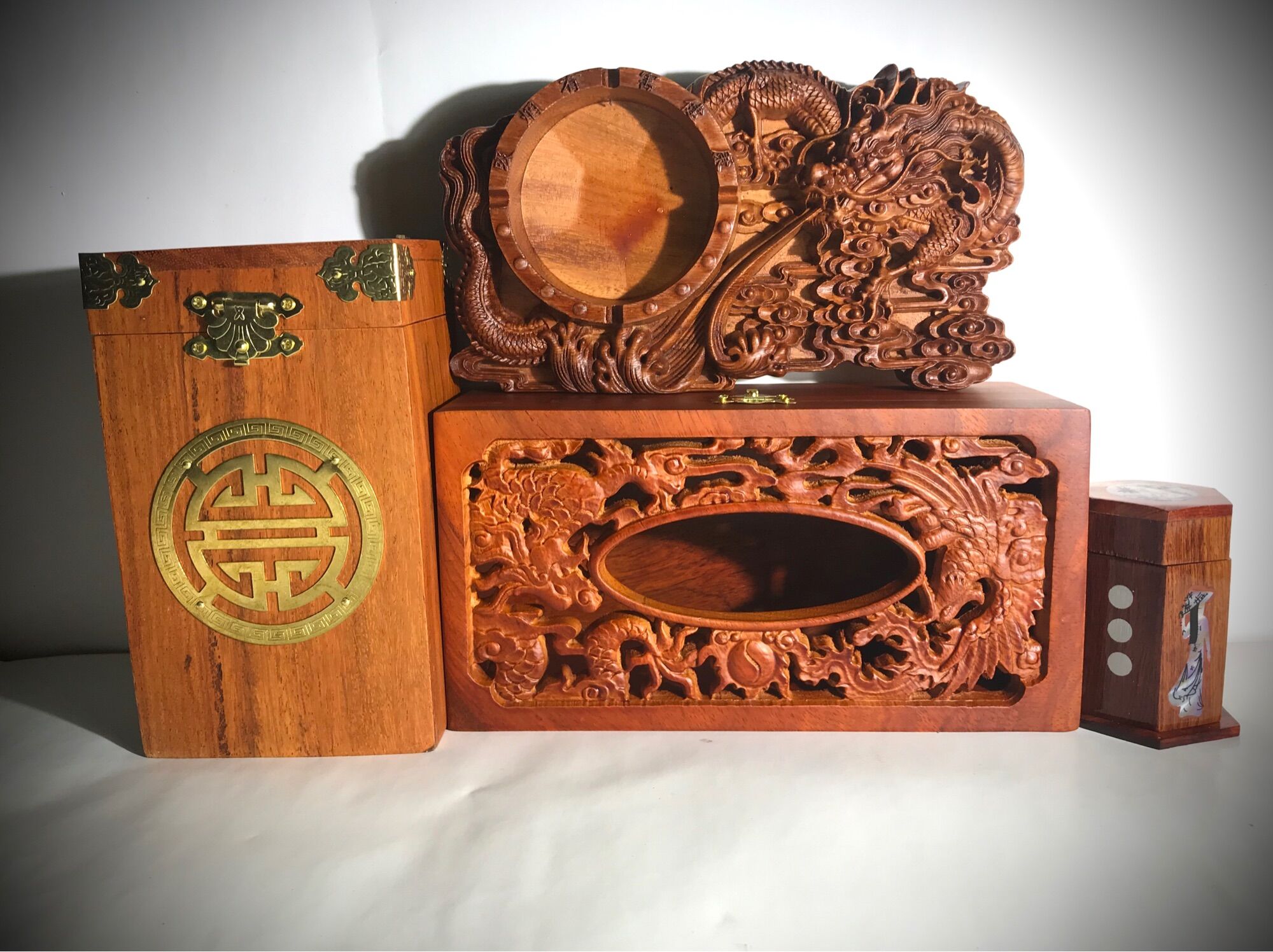 Bộ sản phẩm gia dụng để bàn gỗ hương đá gồm : hộp chè , gạt tàn, hộp giấy