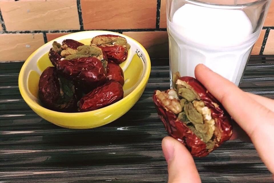 Táo Đỏ kẹp Óc Chó Nho Khô 500Gram