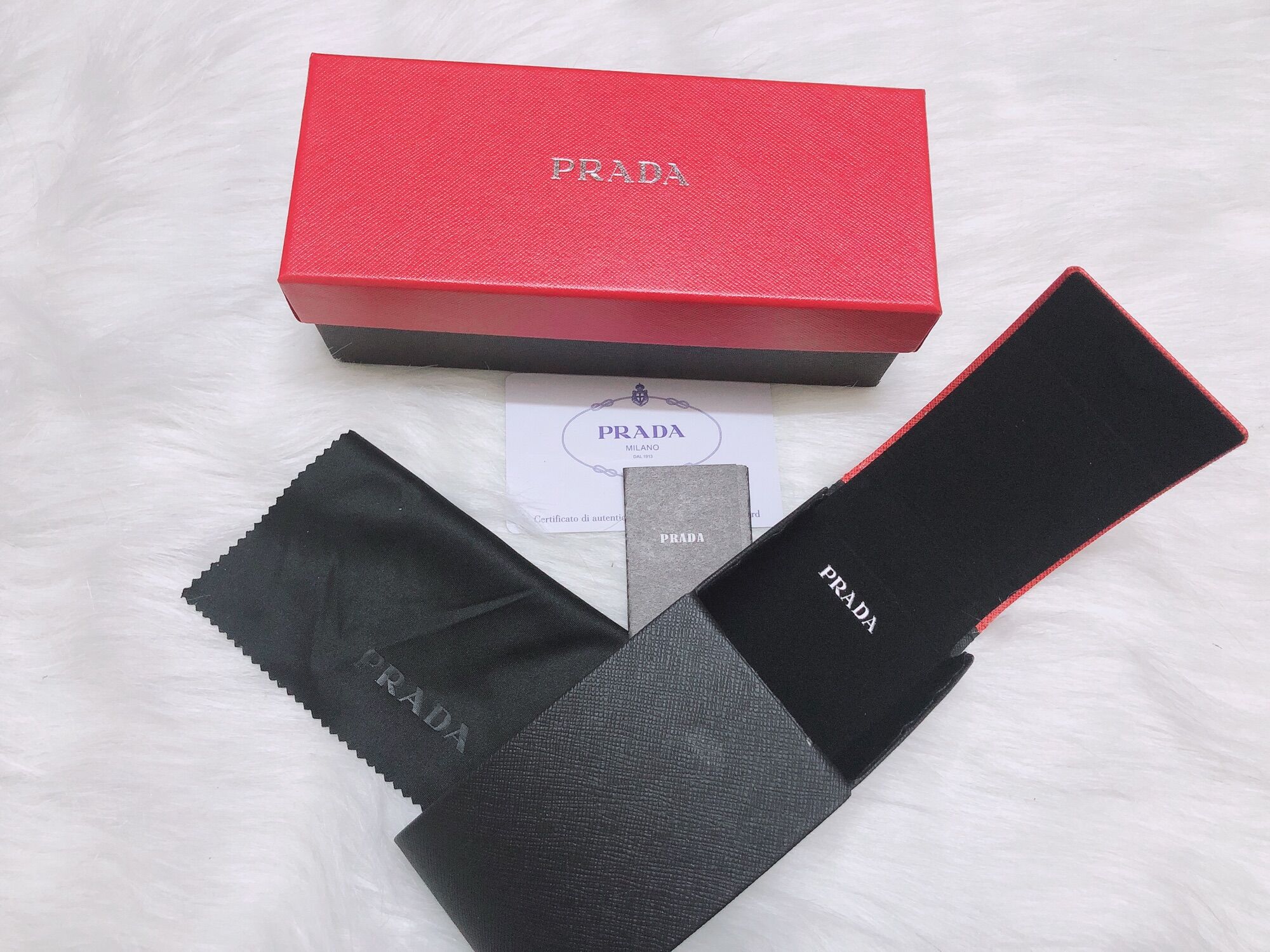 Hộp đựng kính Prada