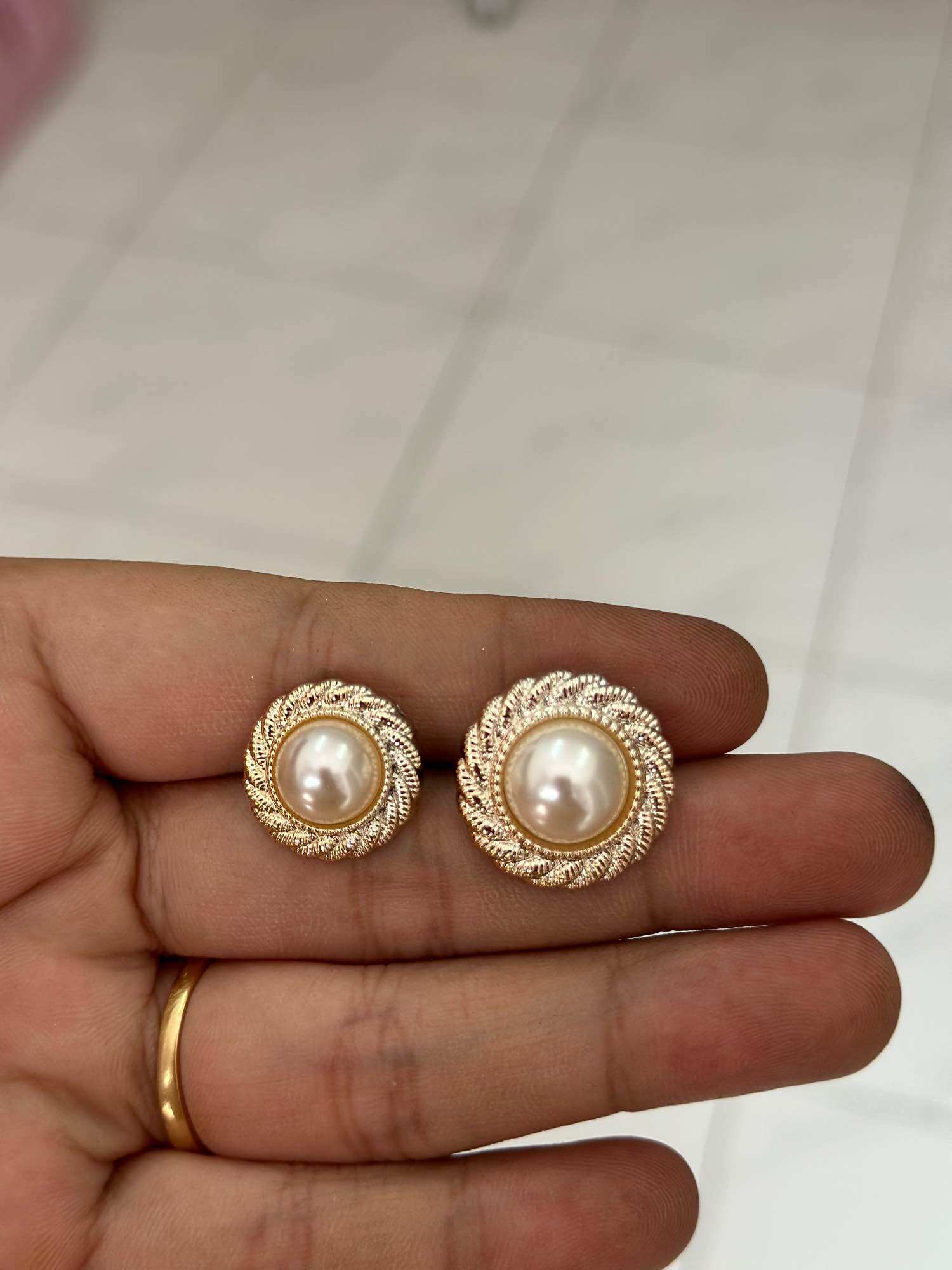 Sét 10 nút ngọc xoáy viền vàng