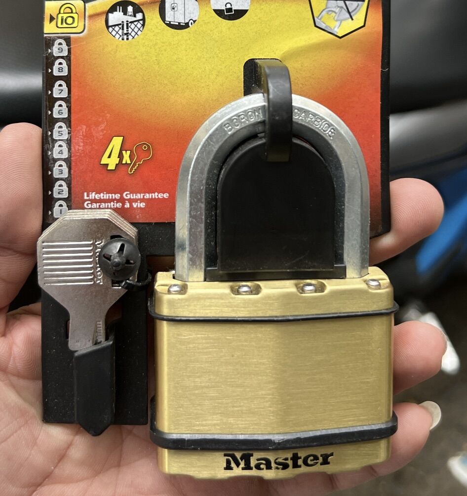 Ổ khóa Master Lock M15 BD thân thép bọc kẽm rộng 64mm càng chống cắt 4 chìa răng cưa - MITISHOP