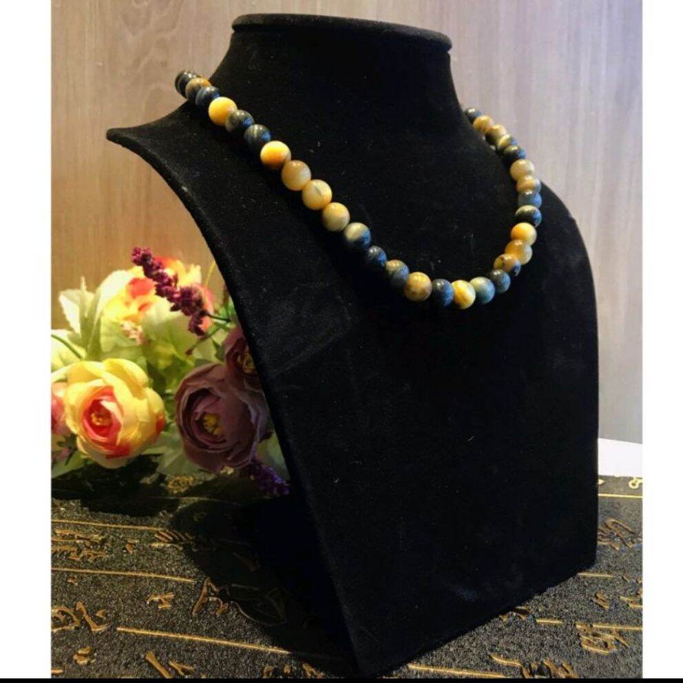 Cổ nhung trưng bày vòng cổ