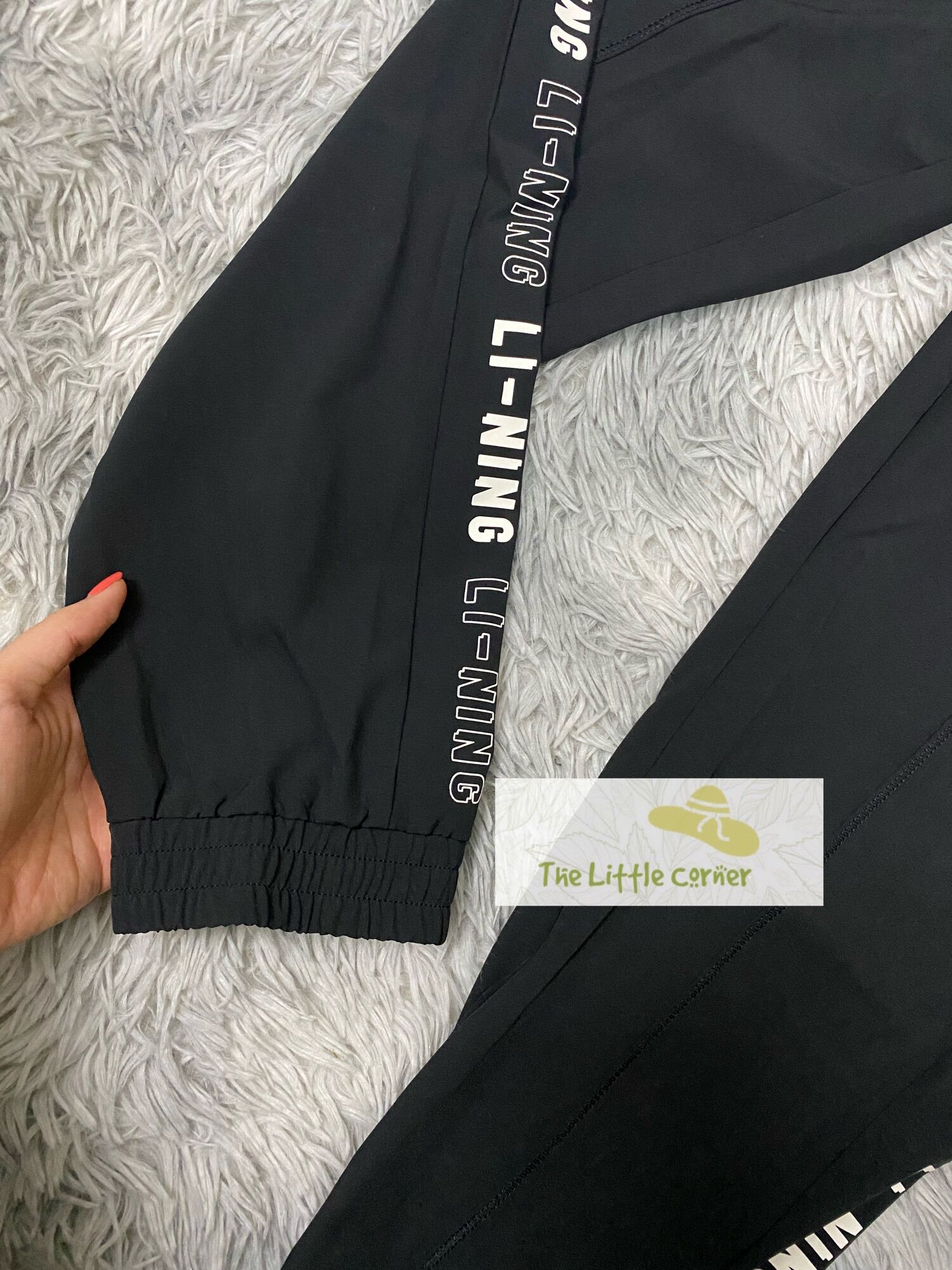 Quần gió thể thao nữ Lining AYKS512-1