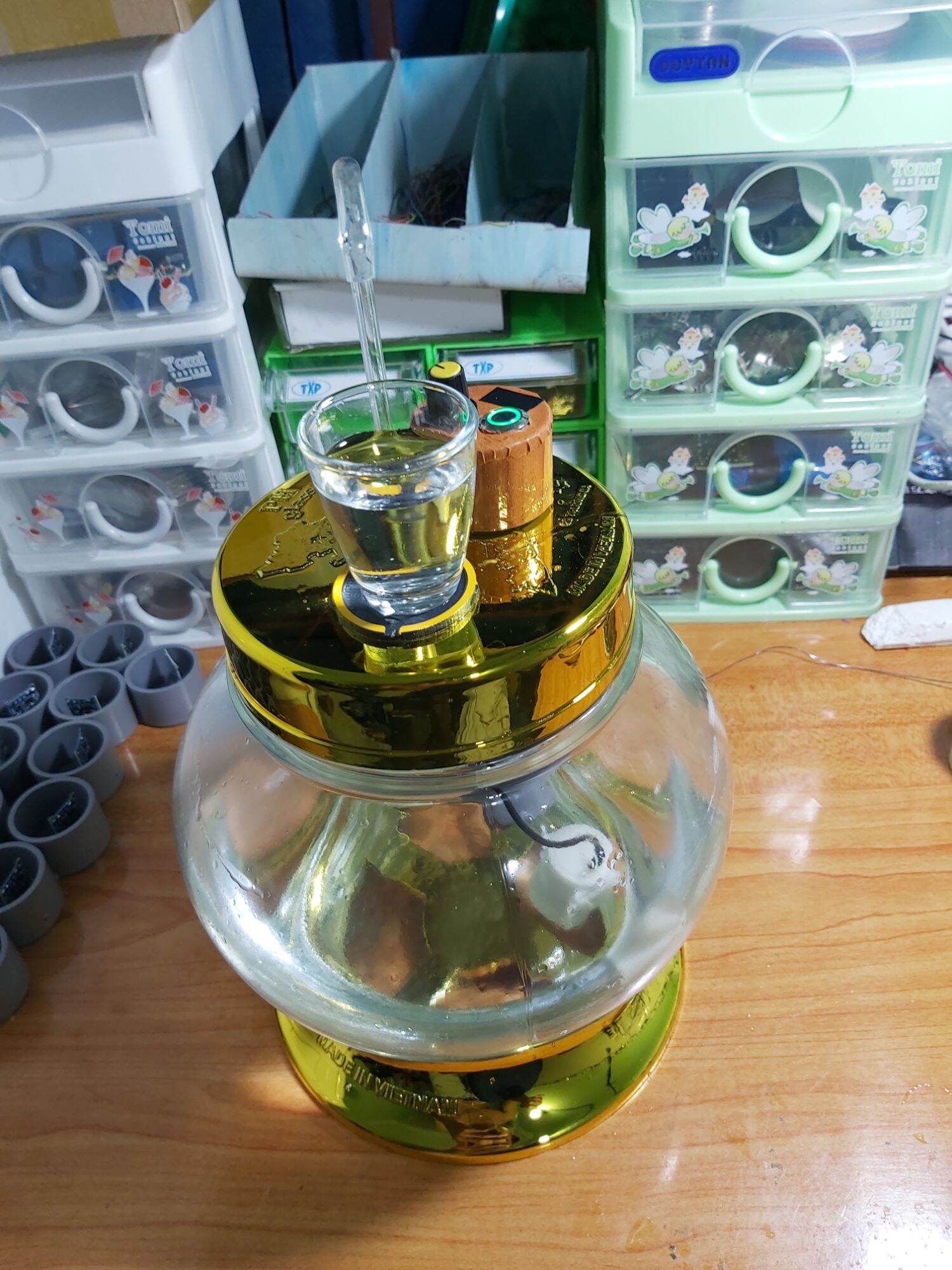 Bình rót rượuu nút nhấn có đèn led 2.7l