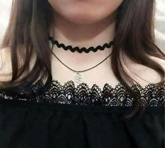 Vòng chocker cổ 2 lớp ren gợn sóng, dây da kèm mặt cỏ may mắn màu bạc