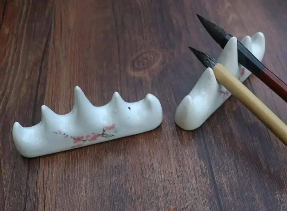 Gác bút sứ hoa đào