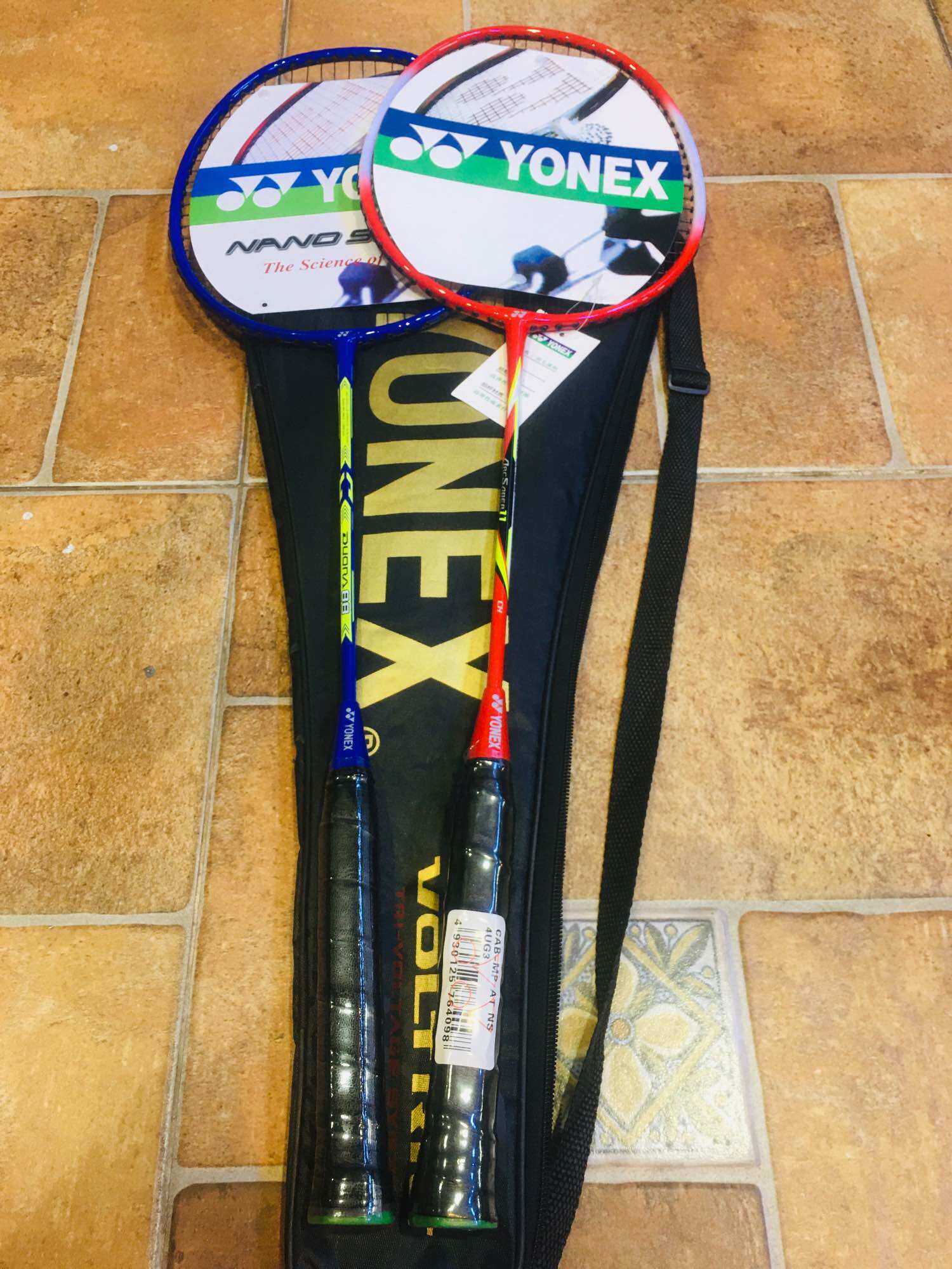 2 Chiếc vợt cầu lông yonex tặng túi