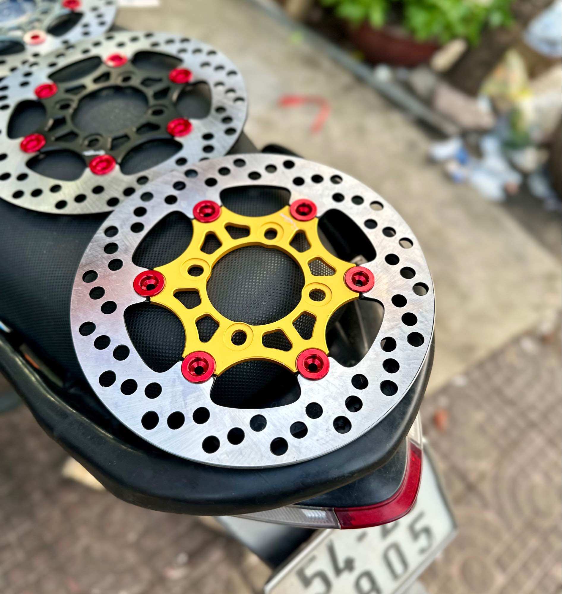Đĩa thắng Brembo Moto 3 Khoen Đỏ 220mm