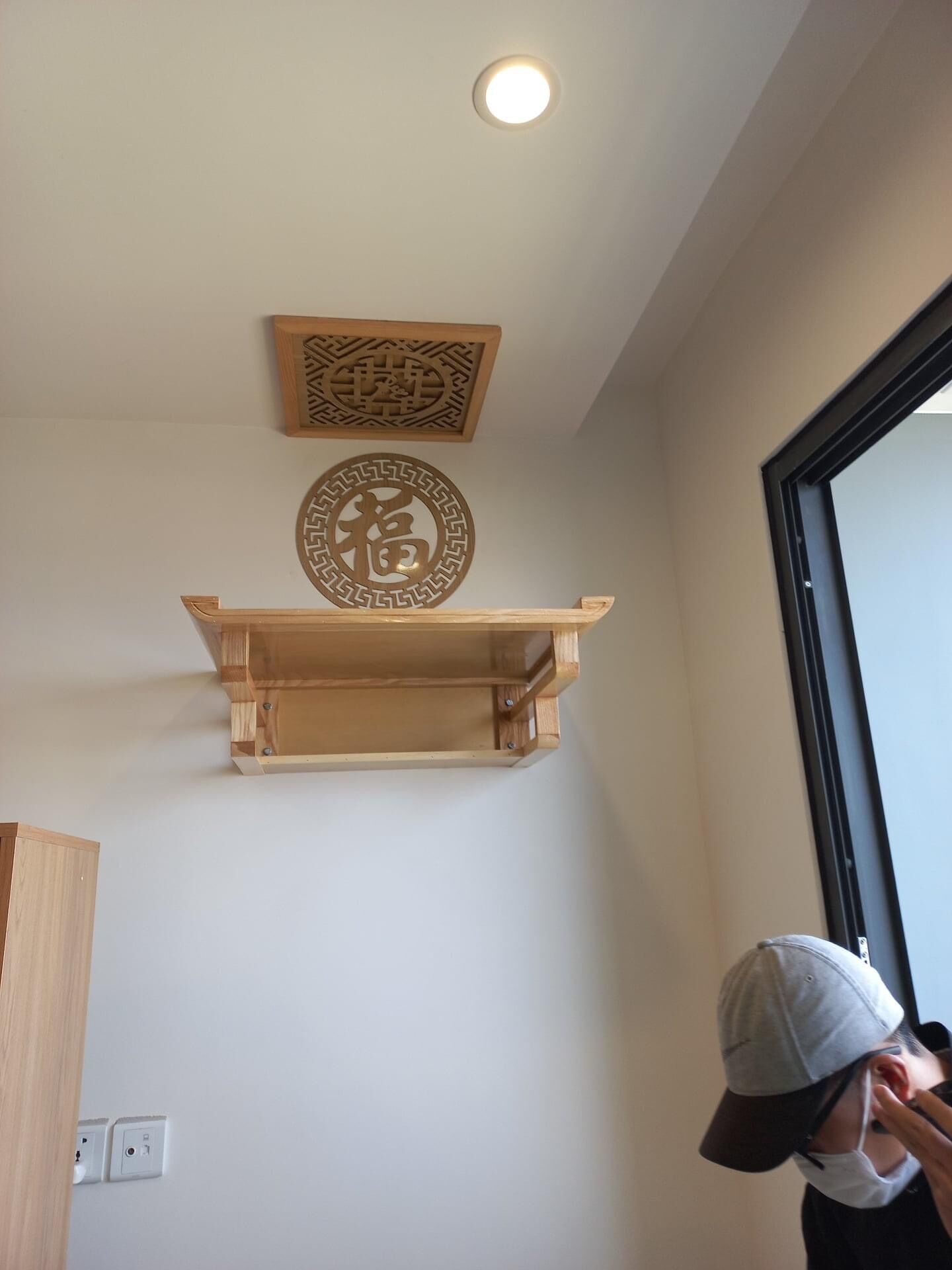 Bàn thờ treo tường gỗ sồi 61cm