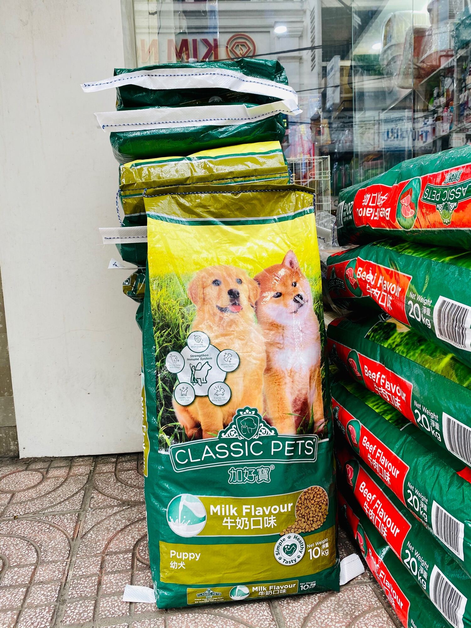 Thức ăn hạt khô cho chó con Classic bao 10kg  có 25 gói 400g