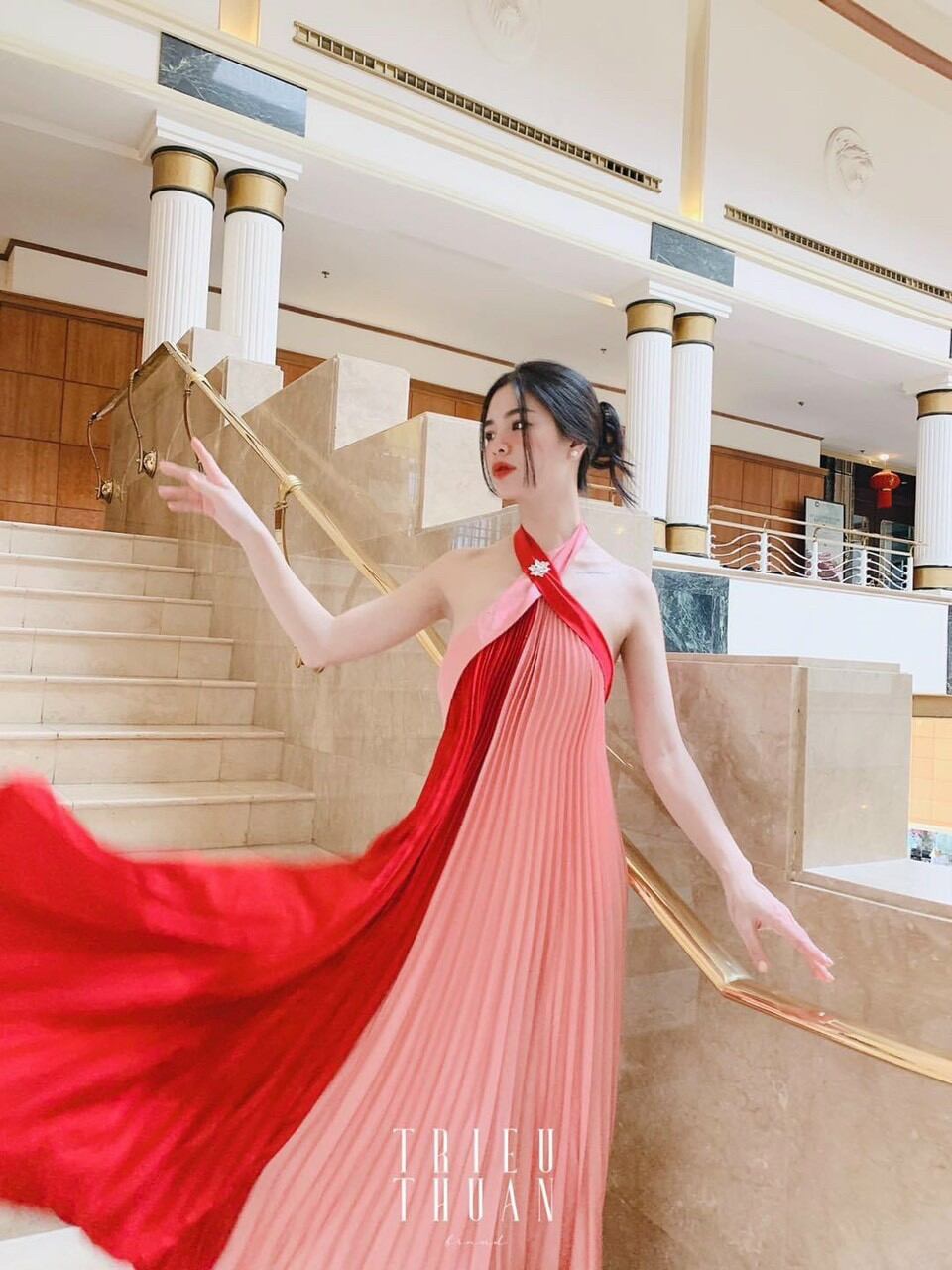 ĐẦM MAXI CỔ YẾM DẬP LY 2 MÀU KÈM TAG (CÓ MÚT NGỰC)