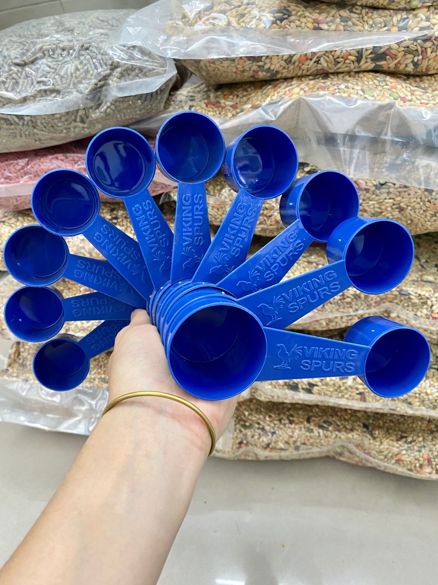 Muỗng định lượng múc thức ăn cho gà