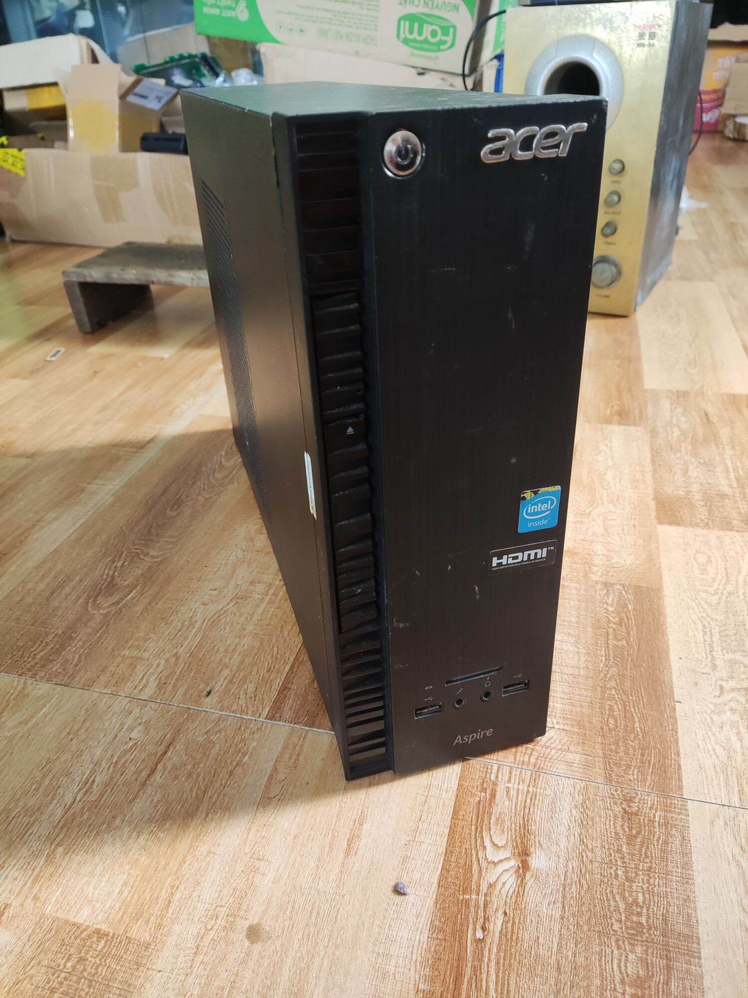 Cây Máy tính để bàn Acer Aspire XC-704 cũ xịn, vỏ đen, cổng HDMI, nền gỗ.