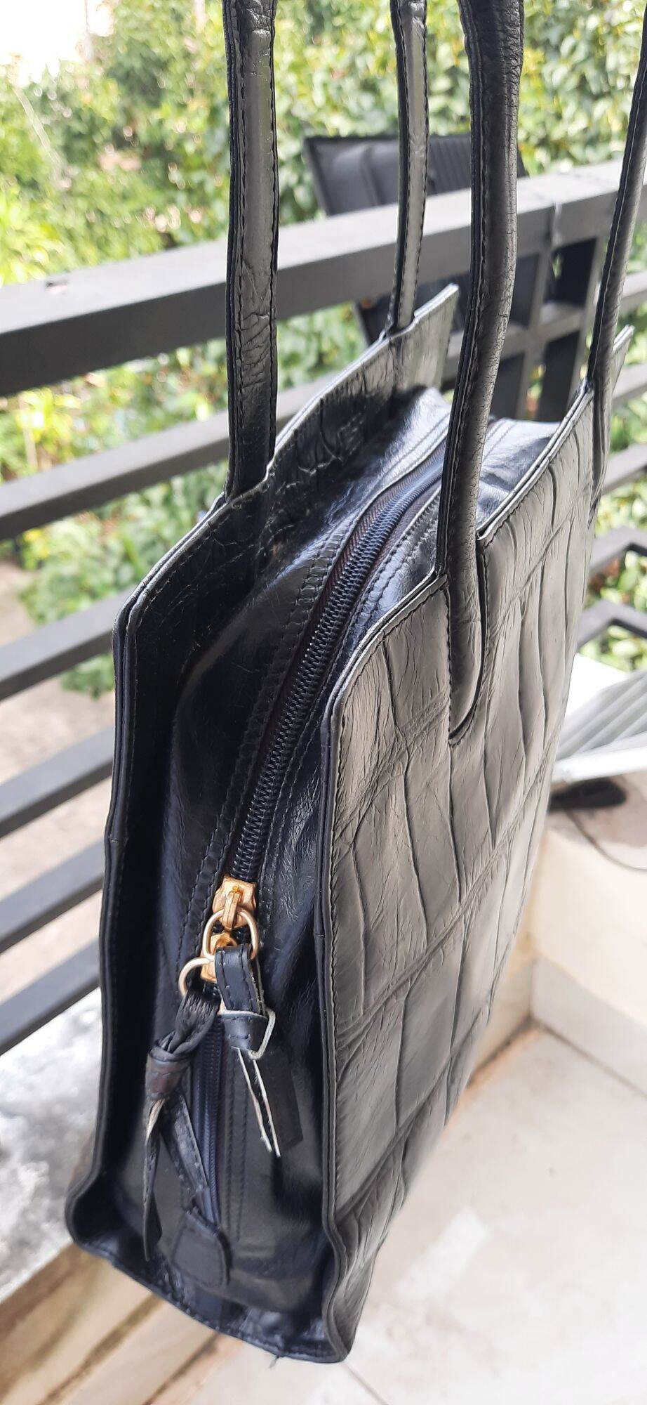 Túi da độc lạ Hiệu Bally