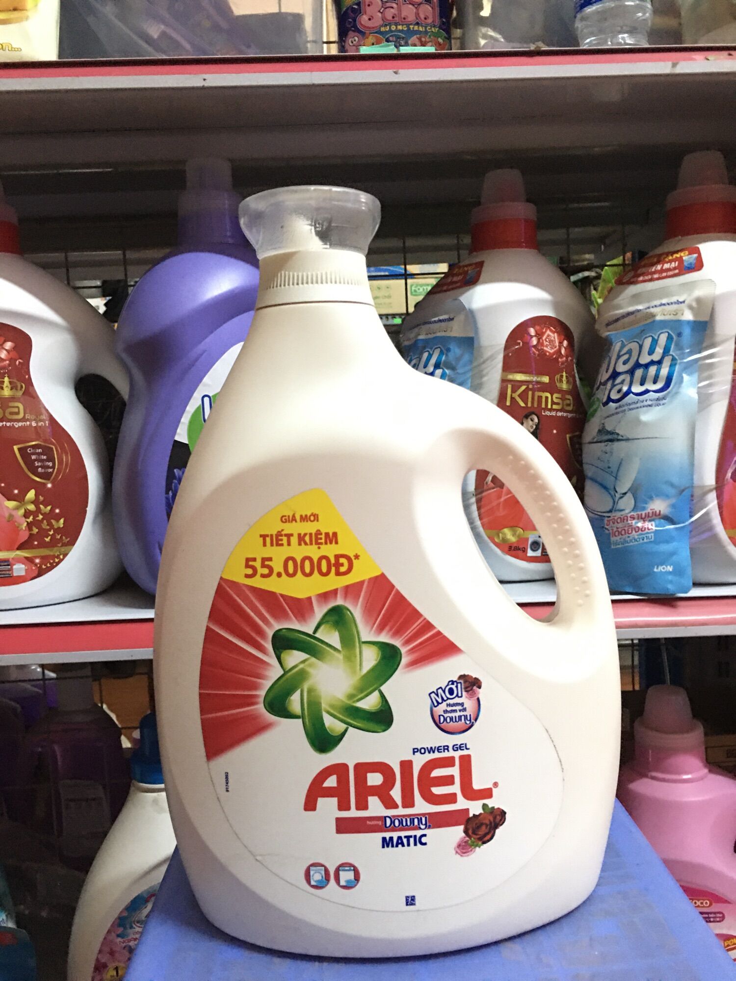 Nước giặt Ariel hương nước hoa 3.8kg