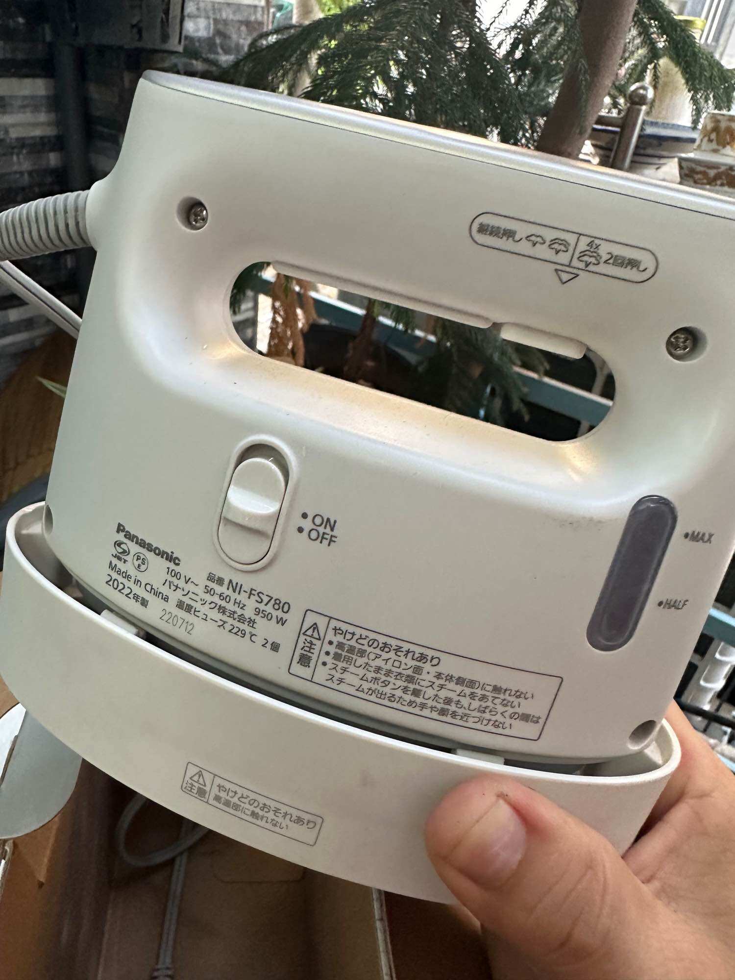 Bàn ủi hơi nước panasonic cóc sạc rơi