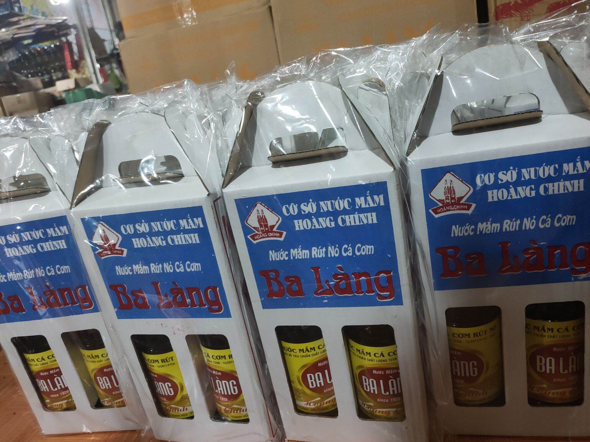 xách 2 chai nước mắm ngon rút nỏ 40°N Ba Làng
