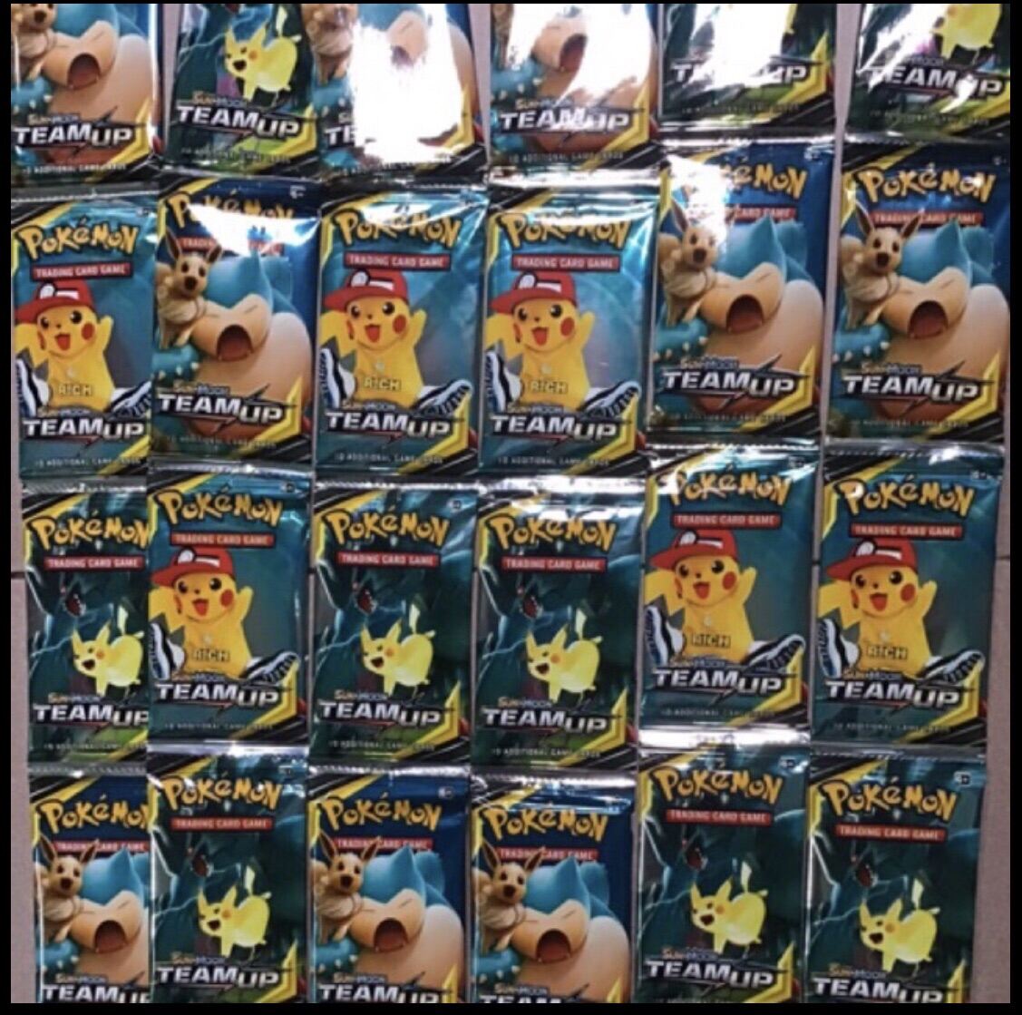 Vỉ bài Pokemon gồm 36 gói, mỗi gói 8 thẻ bài