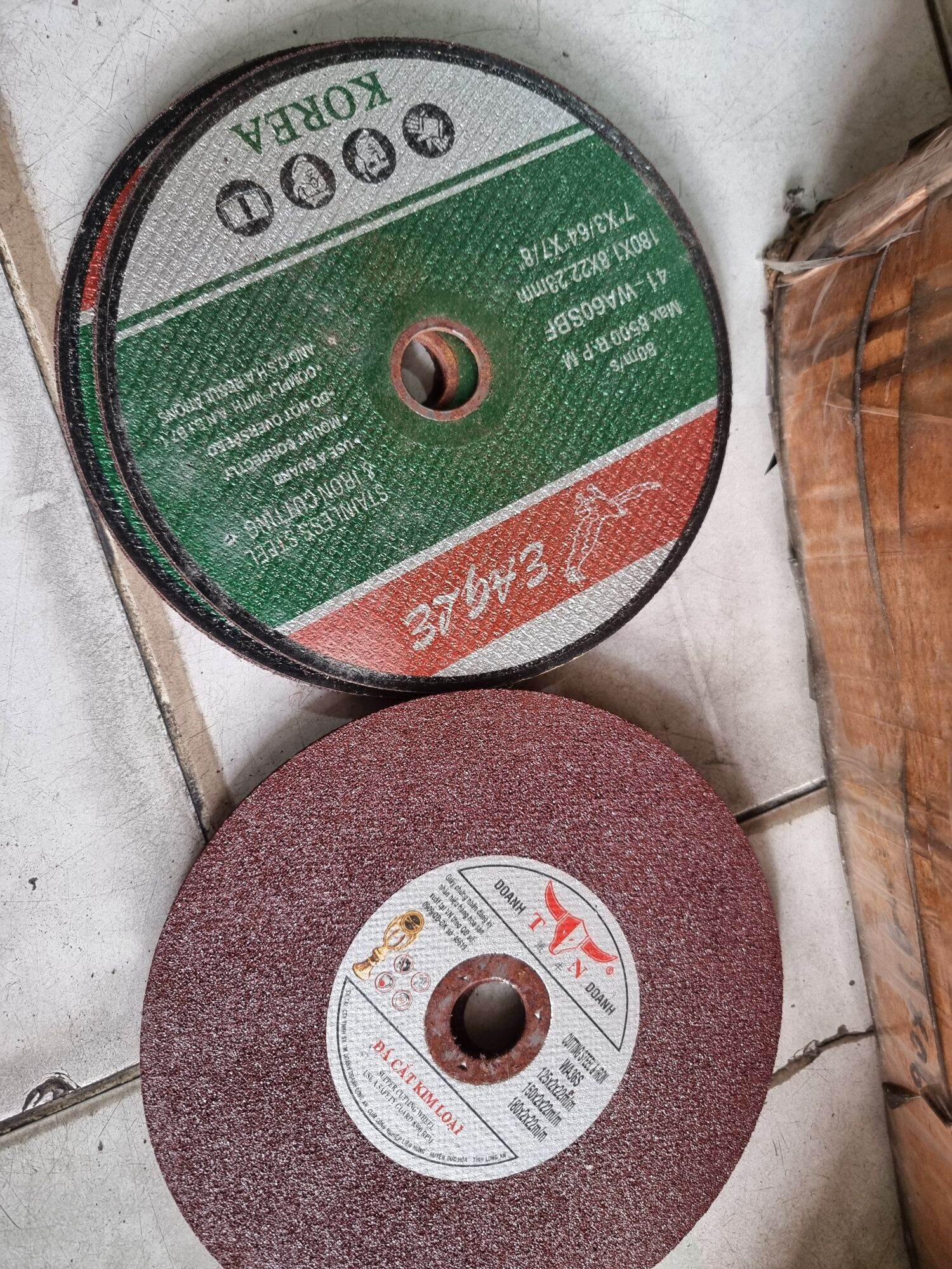 Đá cắt sắt 180 × 2 × 22mm