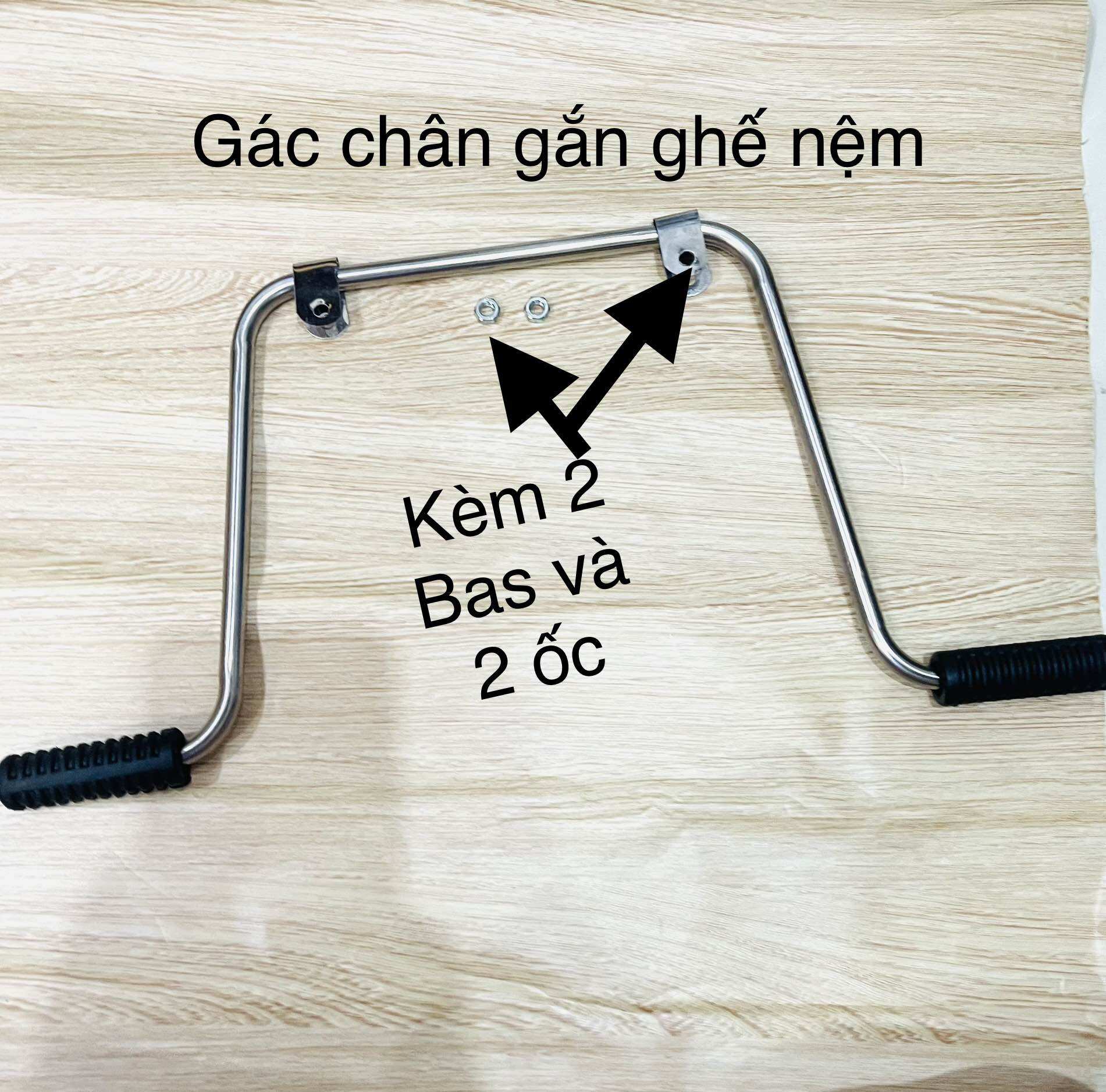 Gác chân gắn ghế nệm xe máy cho bé