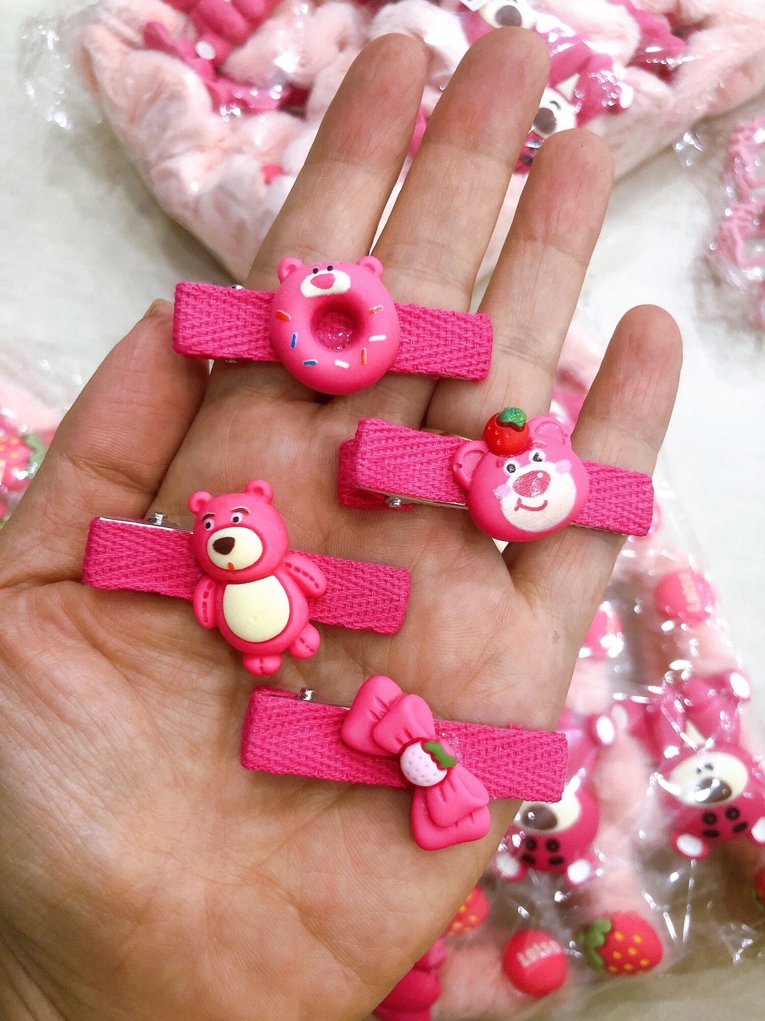 Kẹp tóc mái gấu dâu lotso