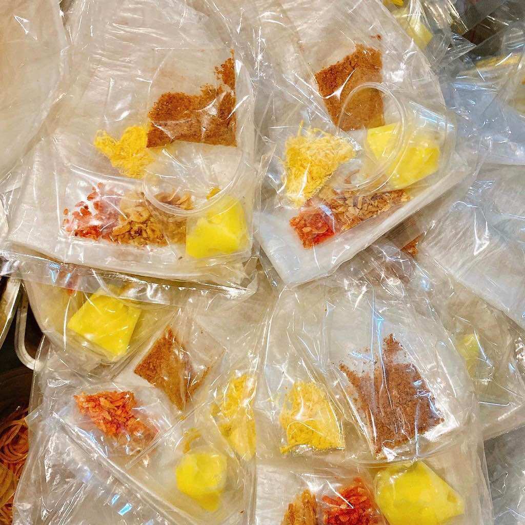 Bánh tráng bơ hành phi sa tế muối tắc