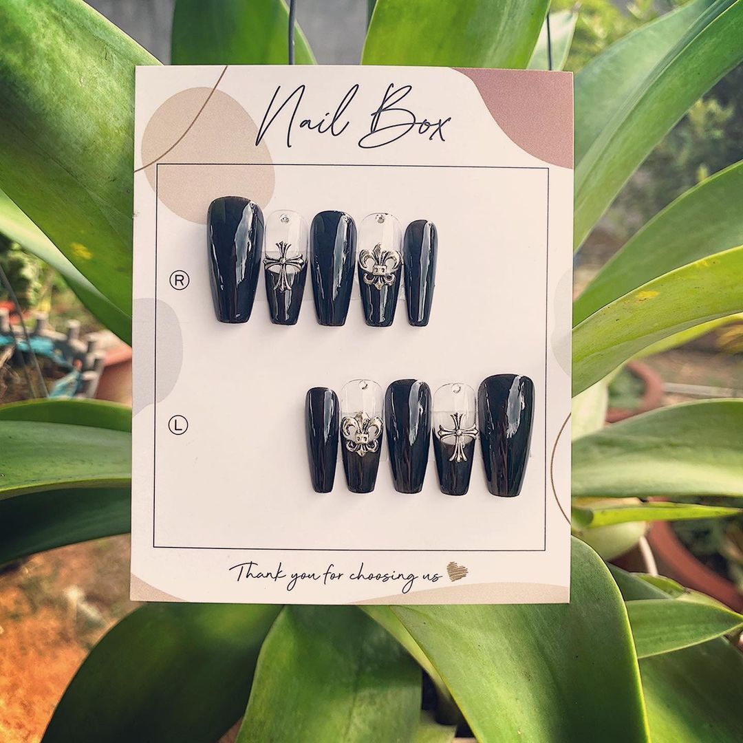 Nailbox thiết kế mẫu đen đính charm