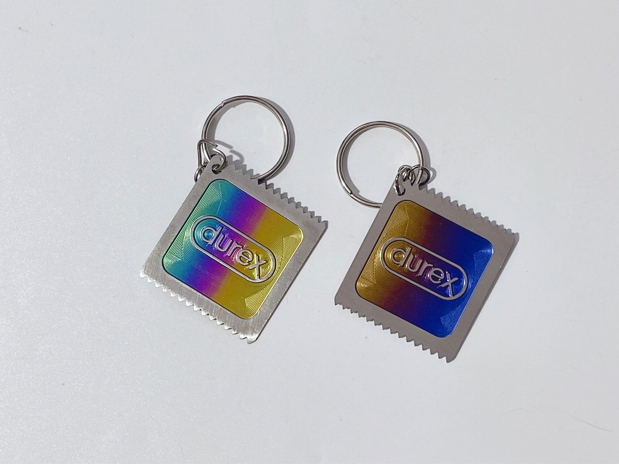 Móc khoá hình Durex điện phân không phai màu, móc khoá chữ durex size 4x4.5cm