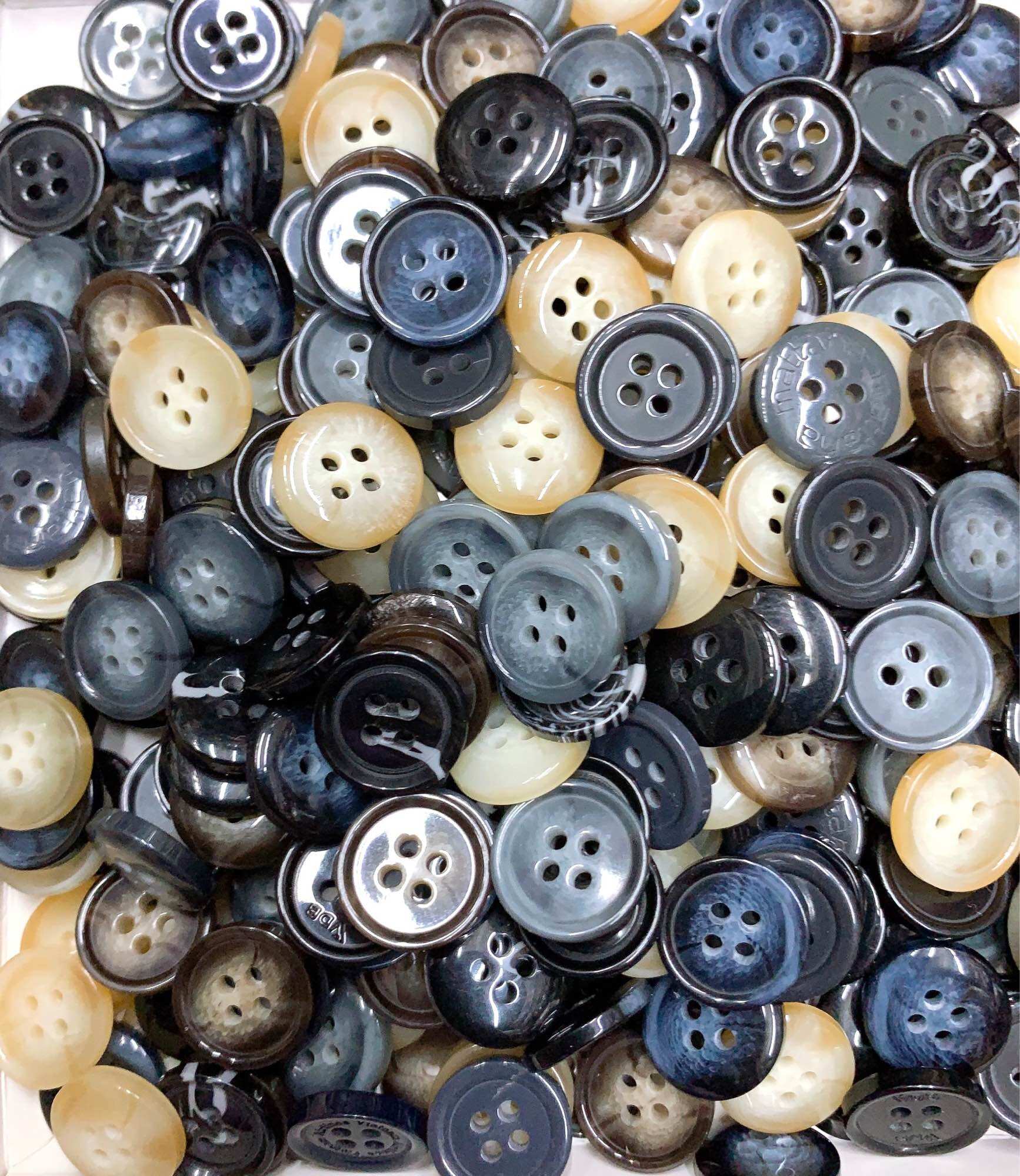 Nút quần tây 4 lỗ vân thủy 15mm.