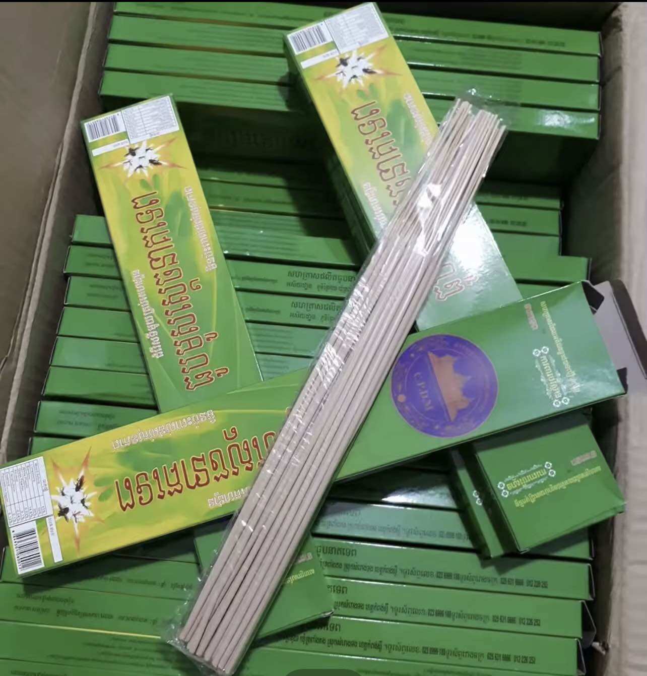 Combo 10 hộp Nhang Muỗi Thái Lan dạng cây (10 hộp tặng 1 cái Qu.ẹt chống gió - 1 hộp 30 cây)